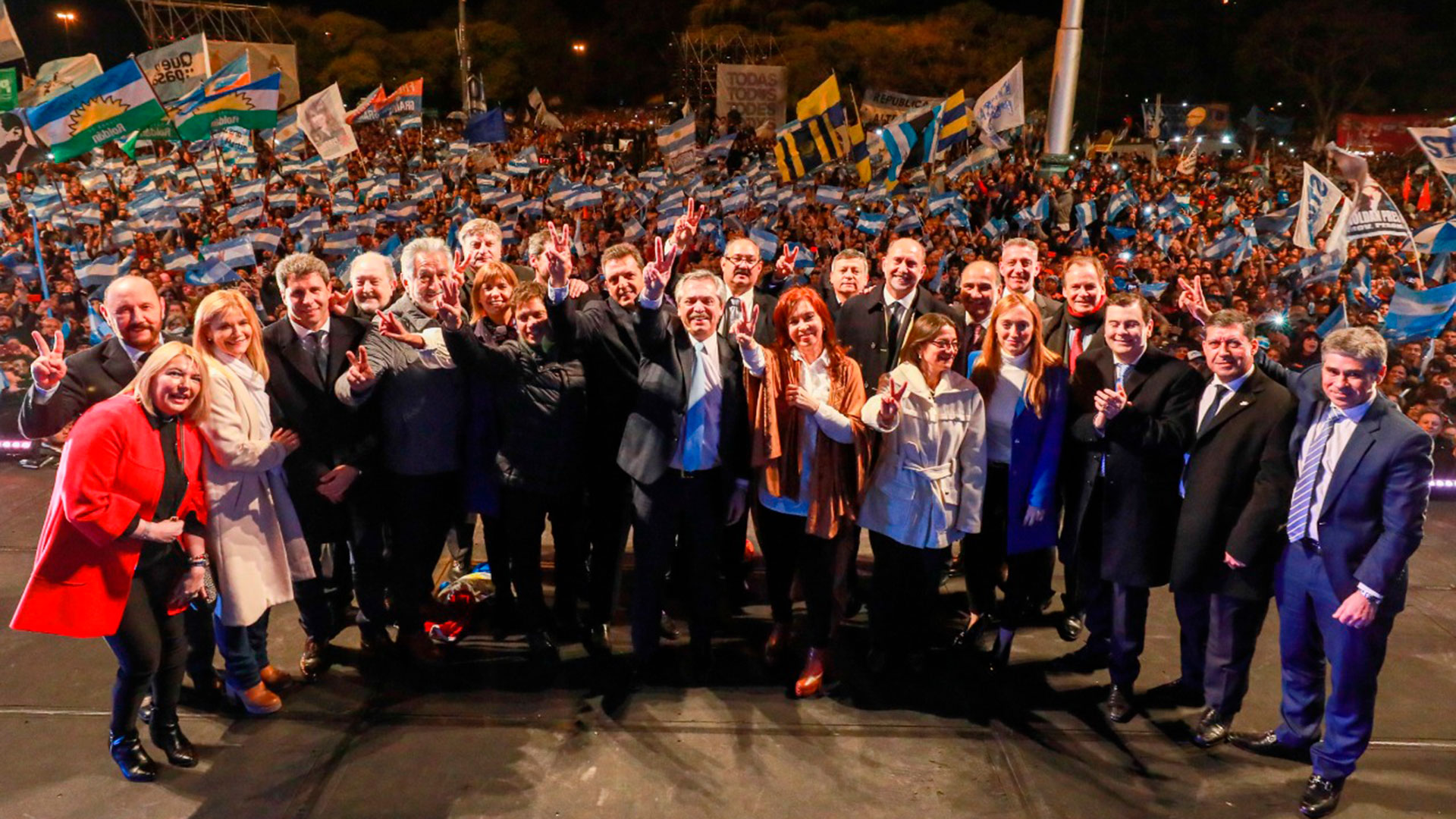Cristina Kirchner junto a la mayoría de los gobernadores del PJ