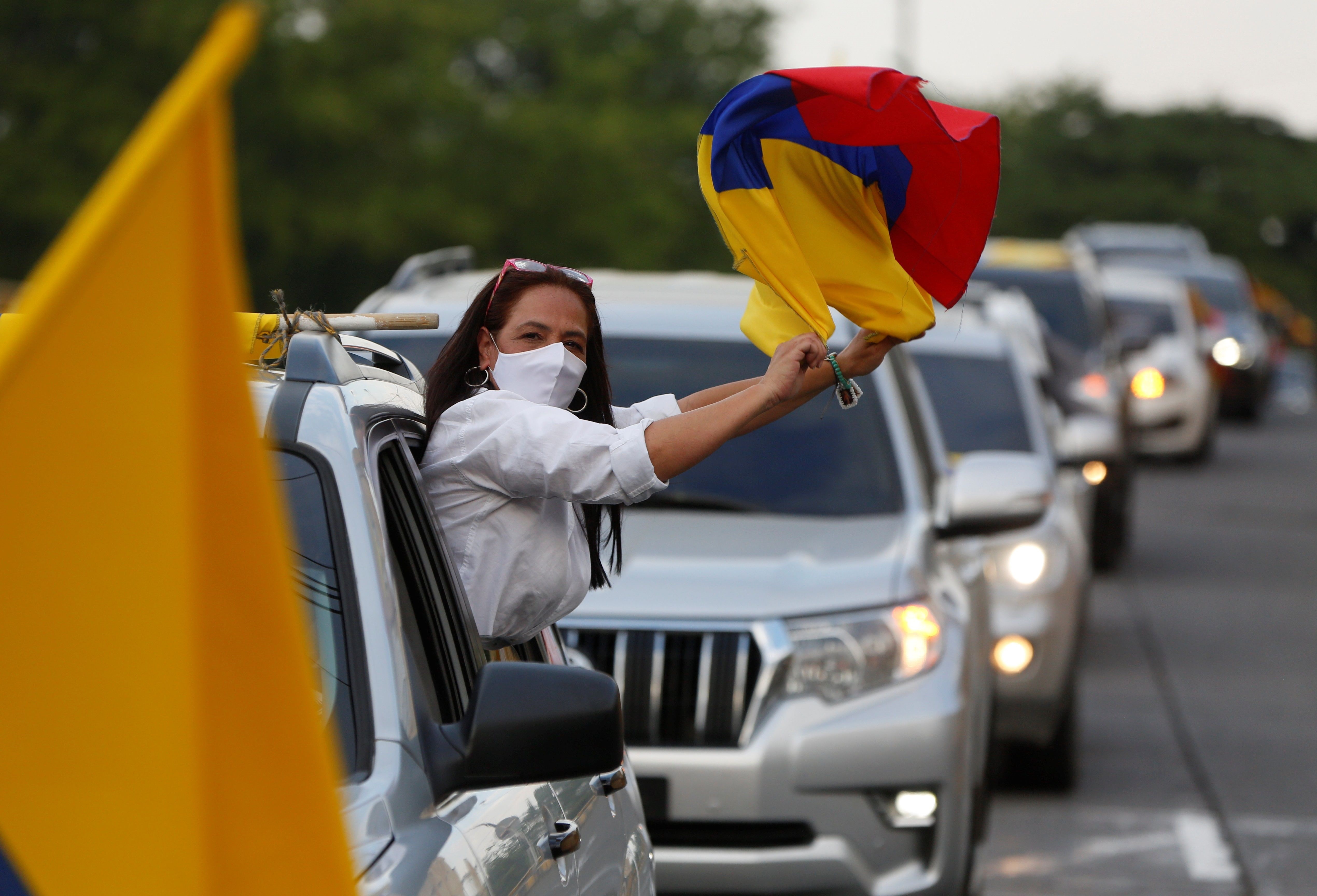 El uribismo sale en caravanas a las calles de Colombia en apoyo a