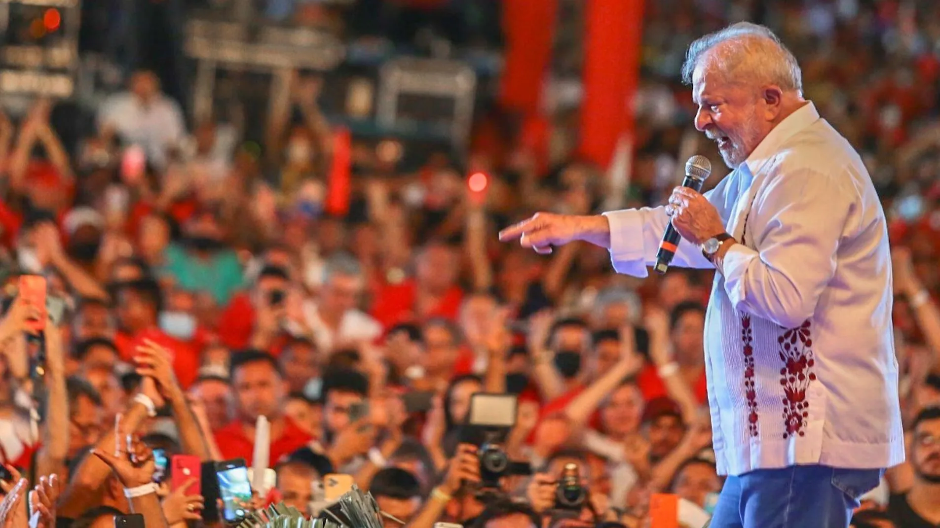 Lula da Silva en campaña en el nordeste brasileño. Apela al "voto útil" paraganar la elección en la primera vuelta. (Campaña Lula)
