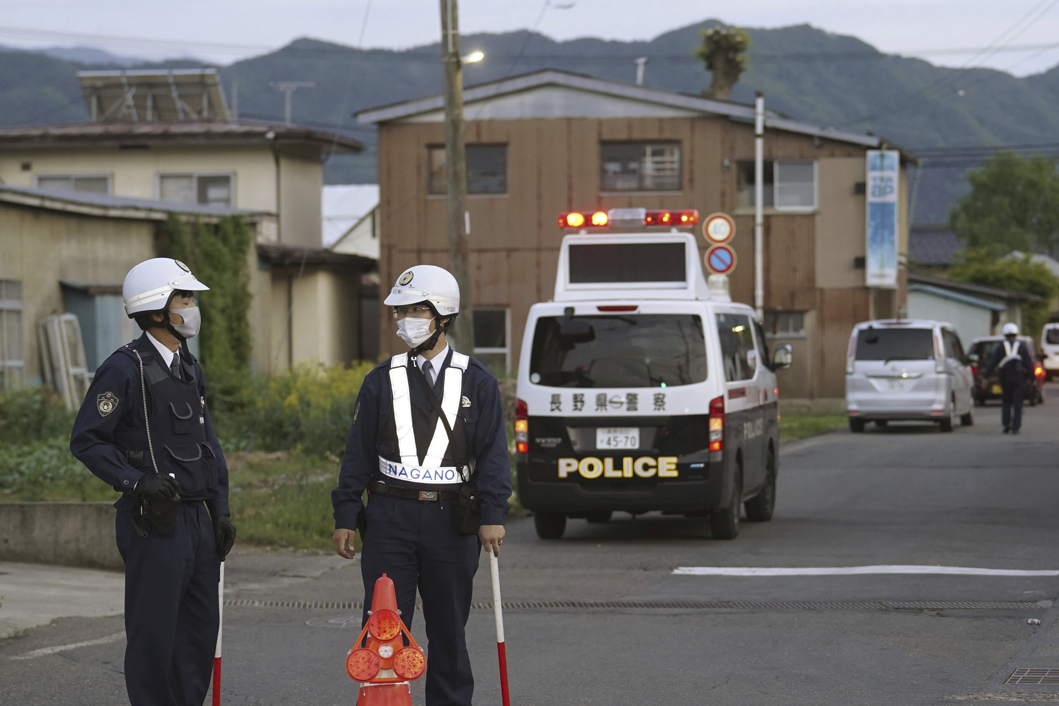 La policía monta guardia en la calle de un edificio donde un hombre armado se encuentra atrincherado en Nagano, Japón, jueves 25 de mayo de 2023. Tres personas, entre ellas dos agentes de policía, murieron en Nagano, en el centro de Japón, el jueves, y un hombre que llevaba un fusil y un cuchillo estaba atrincherado en un edificio, informaron la policía y medios de prensa.(Kyodo News via AP)