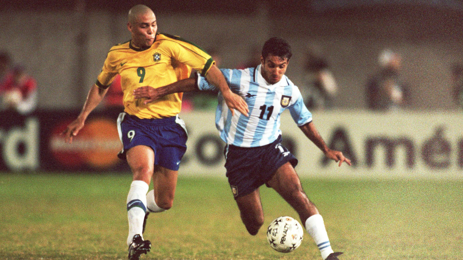 Gustavo López forcejeando con el gran goleador de Brasil Ronaldo Nazario.