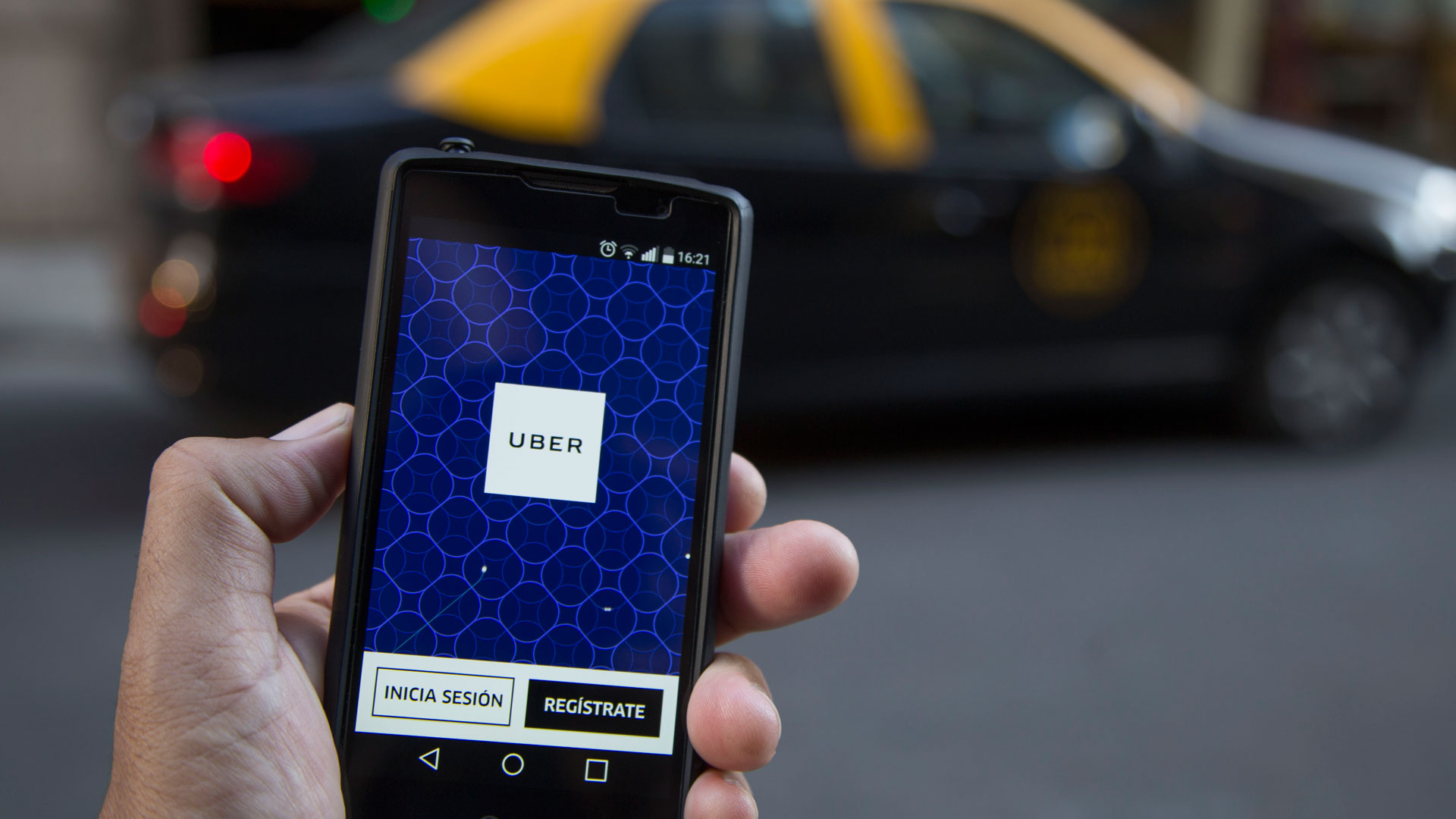¿Uber ganó la batalla? Tras años de conflictos, cada vez más taxistas eligen trabajar con aplicaciones