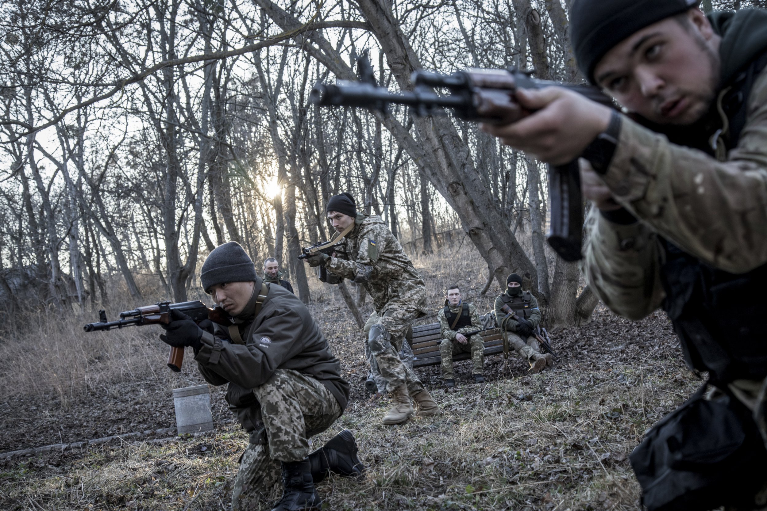 Civiles practicando tácticas de ataque en las afueras de Kyiv en marzo. Muchos de estos voluntarios ahora integran los grupos de partisanos que protagonizan la resistencia en las zonas ocupadas por los rusos. (Narciso Contreras/Anadolu)