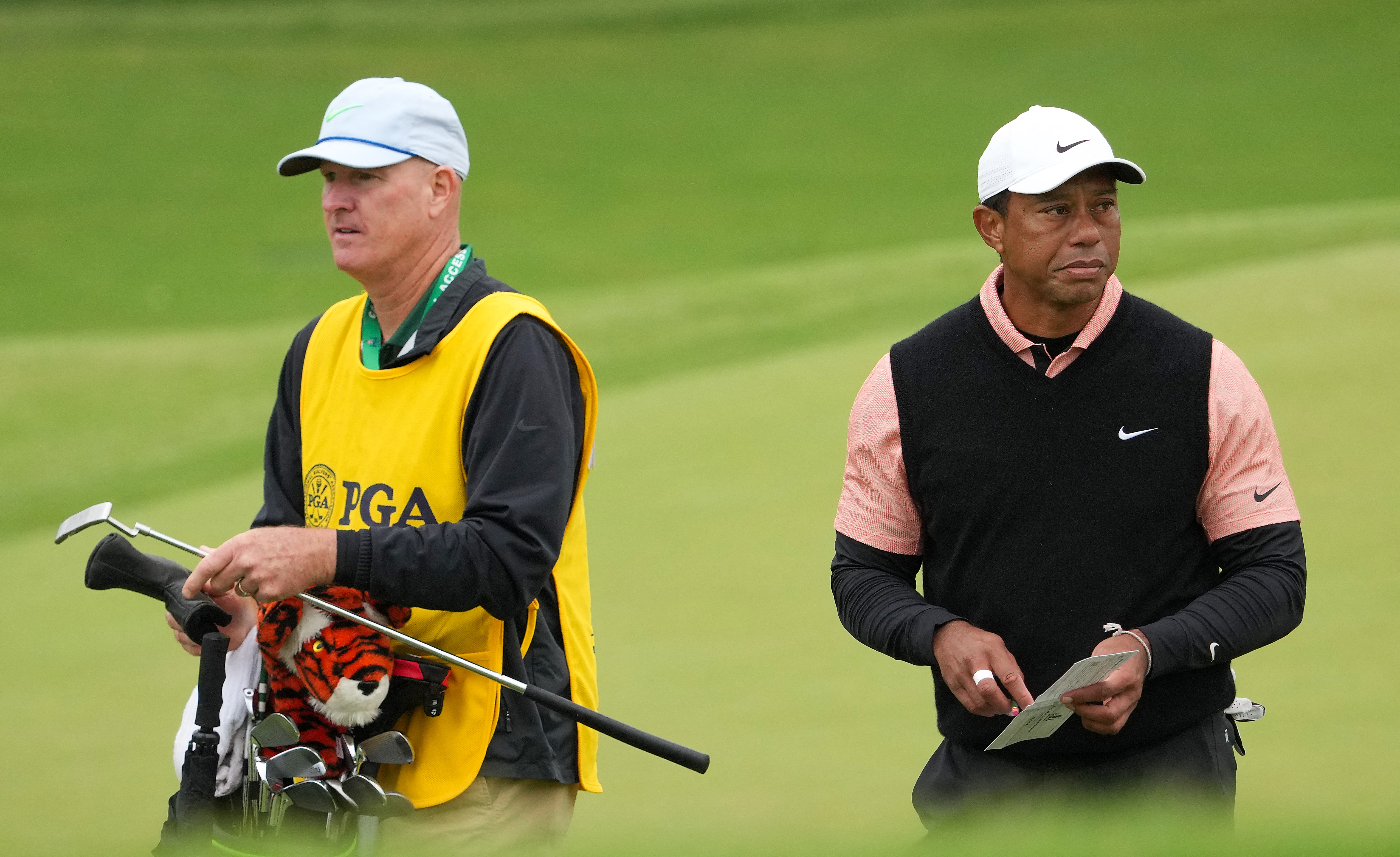Tiger Woods y su caddie Joe LaCava al finalizar la tercera ronda. Se fue rápido al hotel y desde allí le comunicó a la organización que se retiraba del torneo