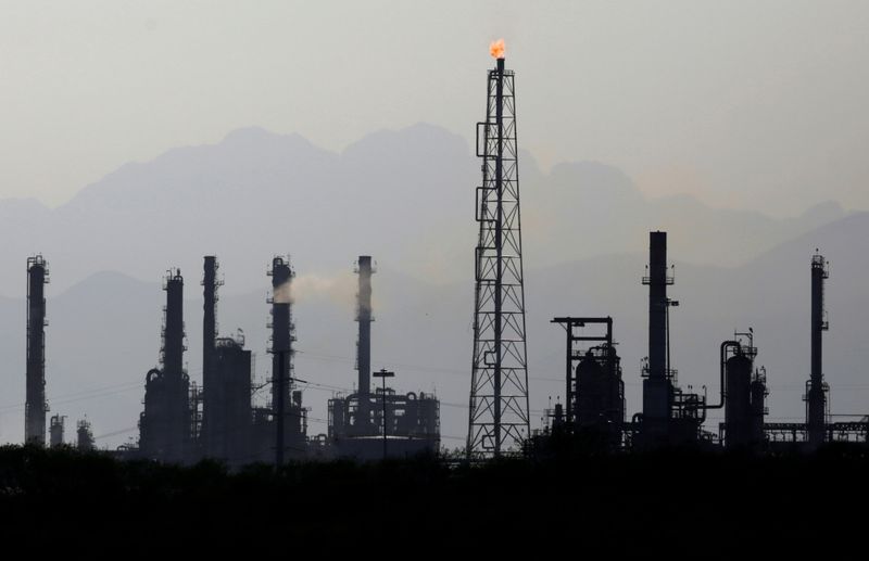 Vista general muestra la refinería de Pemex en Cadereyta, Nuevo León (Foto: Reuters)