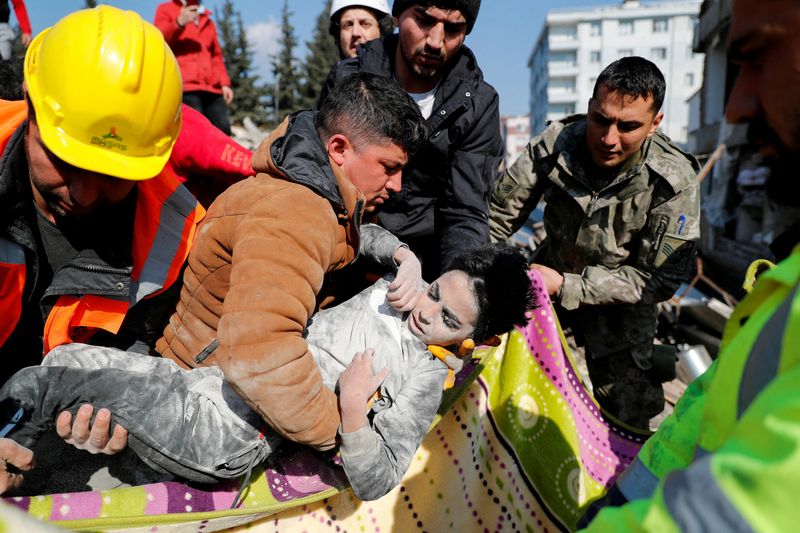 Los equipos de rescate de Turquía encontraron durante la madrugada de este jueves a seis personas, entre las que se incluyen tres niños, cerca de 68 horas después de haber quedado sepultadas bajo los escombros. (REUTERS)