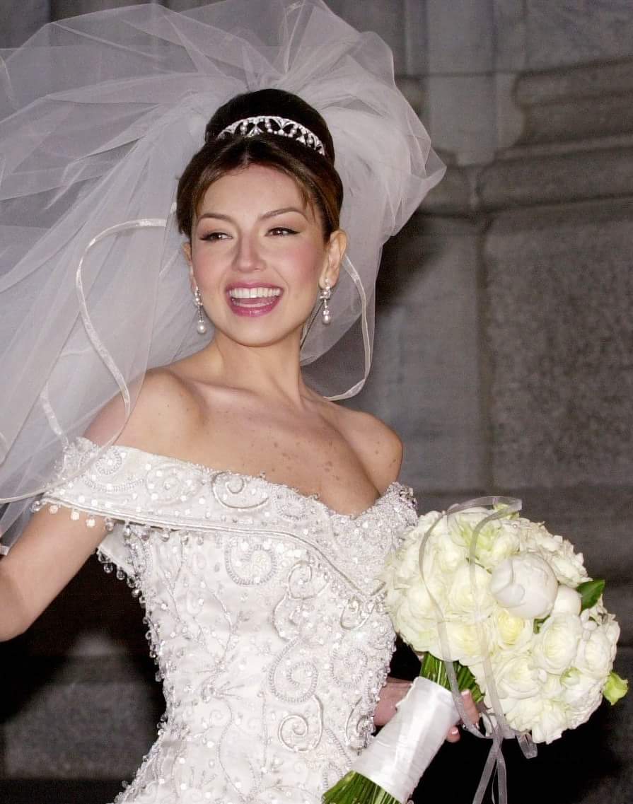 Cuánto costo el lujoso vestido de novia de Thalía - Infobae