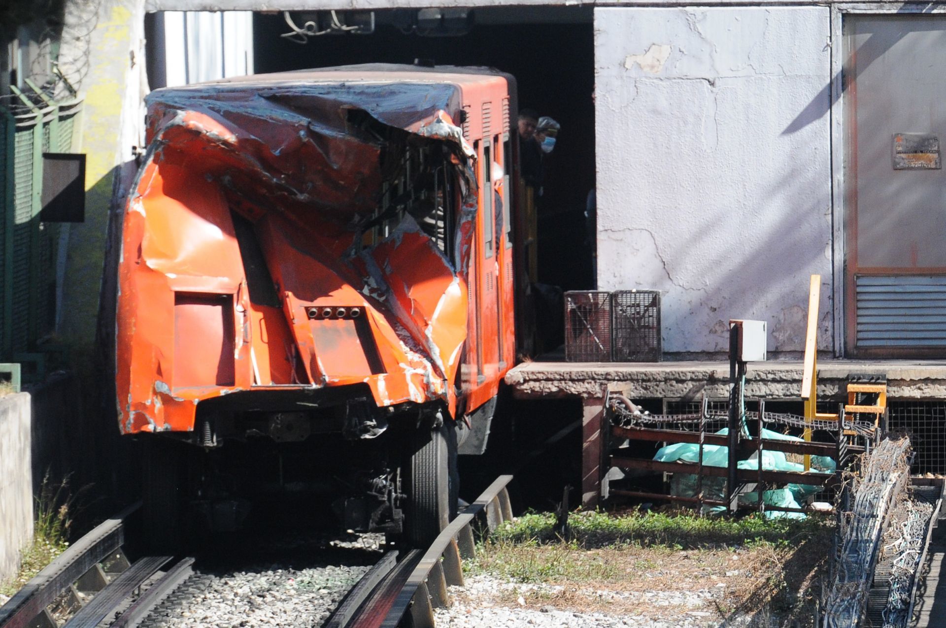 Un día después del accidente, trabajadores del Metro retiraron uno de los vagones impactados. FOTO: DANIEL AUGUSTO /CUARTOSCURO.COM
