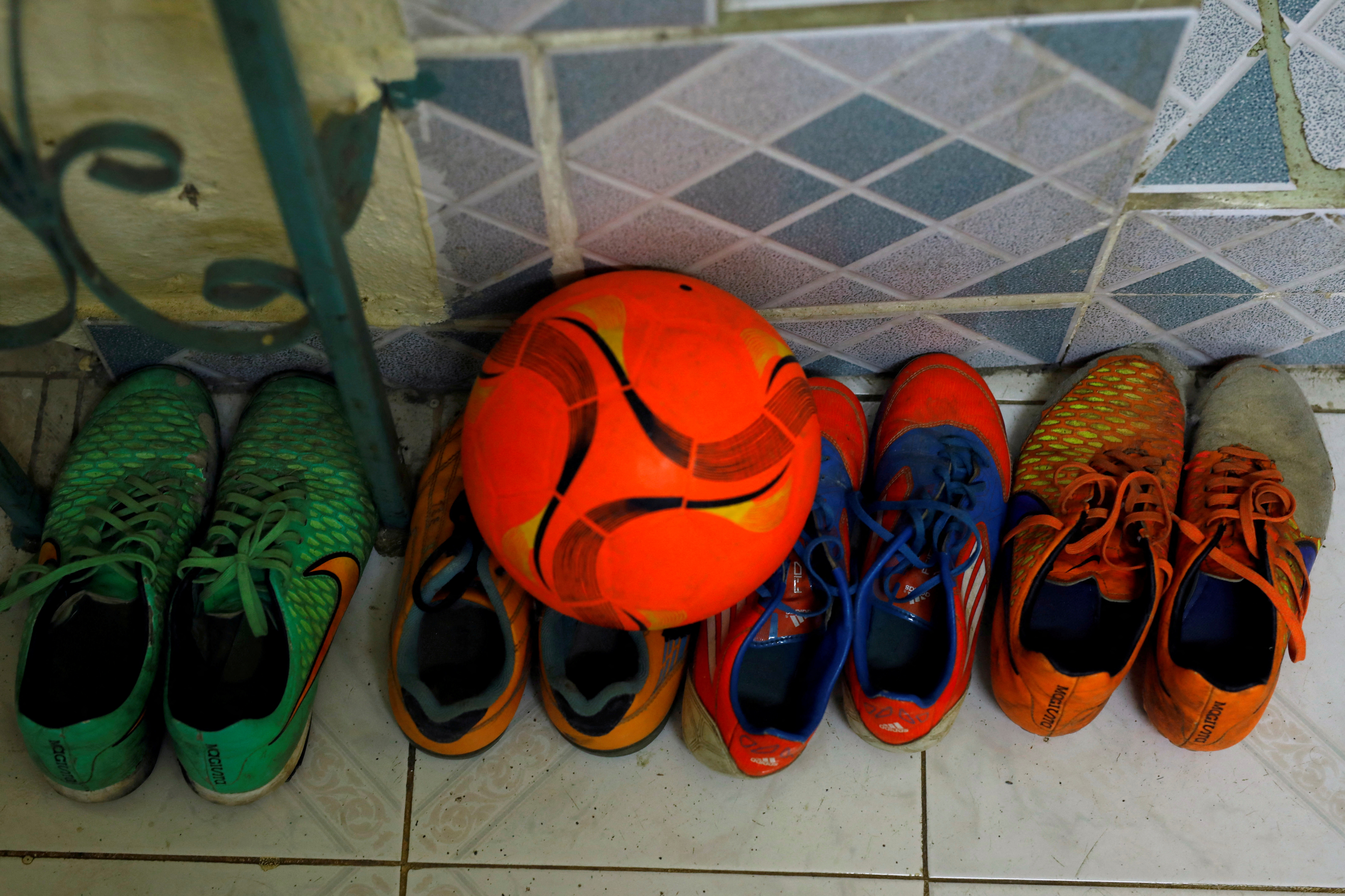Una pelota y zapatos de fútbol pertenecientes a Duangpetch Promthep (REUTERS/Tyrone Siu/ Foto de archivo)