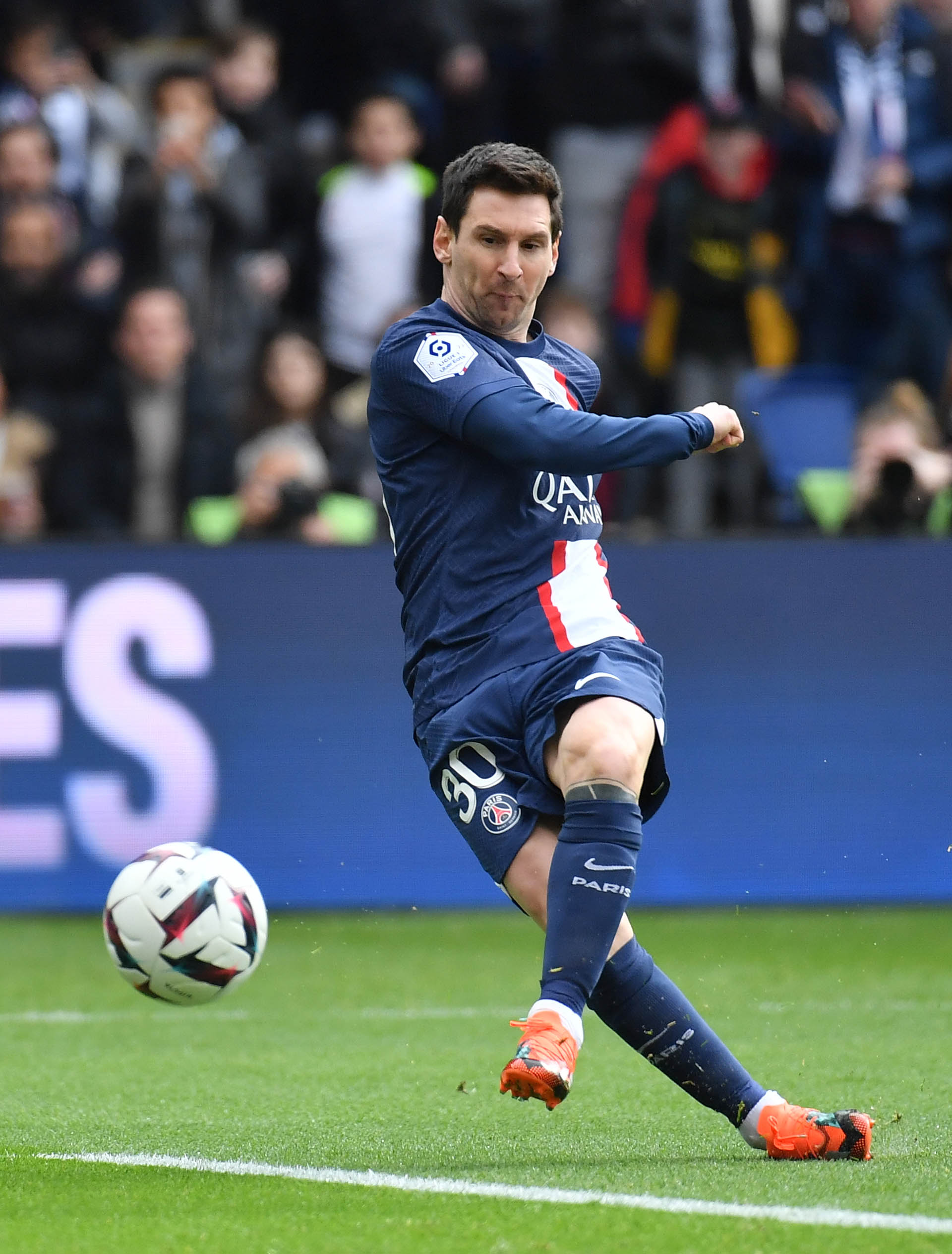 El instante exacto en el que Messi dispara el tiro libre que definirá 4-3 el duelo entre PSG y Lille (Christian Liewig - Corbis/Corbis via Getty Images)