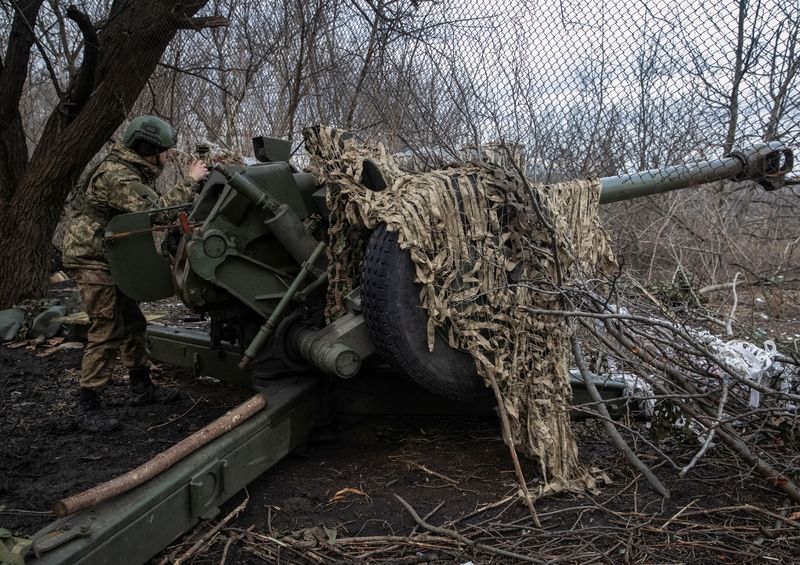 Un miembro del servicio ucraniano se prepara para disparar desde un obús en una línea del frente, mientras continúa el ataque de Rusia contra Ucrania, cerca de la ciudad de Bakhmut, región de Donetsk, Ucrania 2 de marzo de 2023.  REUTERS/Oleksandr Ratushniak