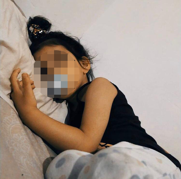 Isa es una beba de apenas 2 años aún usa pañales, chupete y toma mamadera