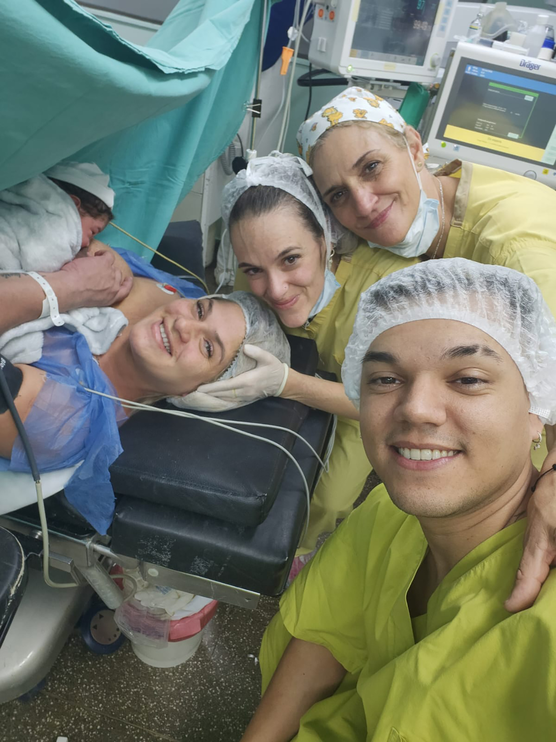 Brian, Marianita y el equipo médico al recibir a Lionel (Foto: gentileza familia Lanzelotta)