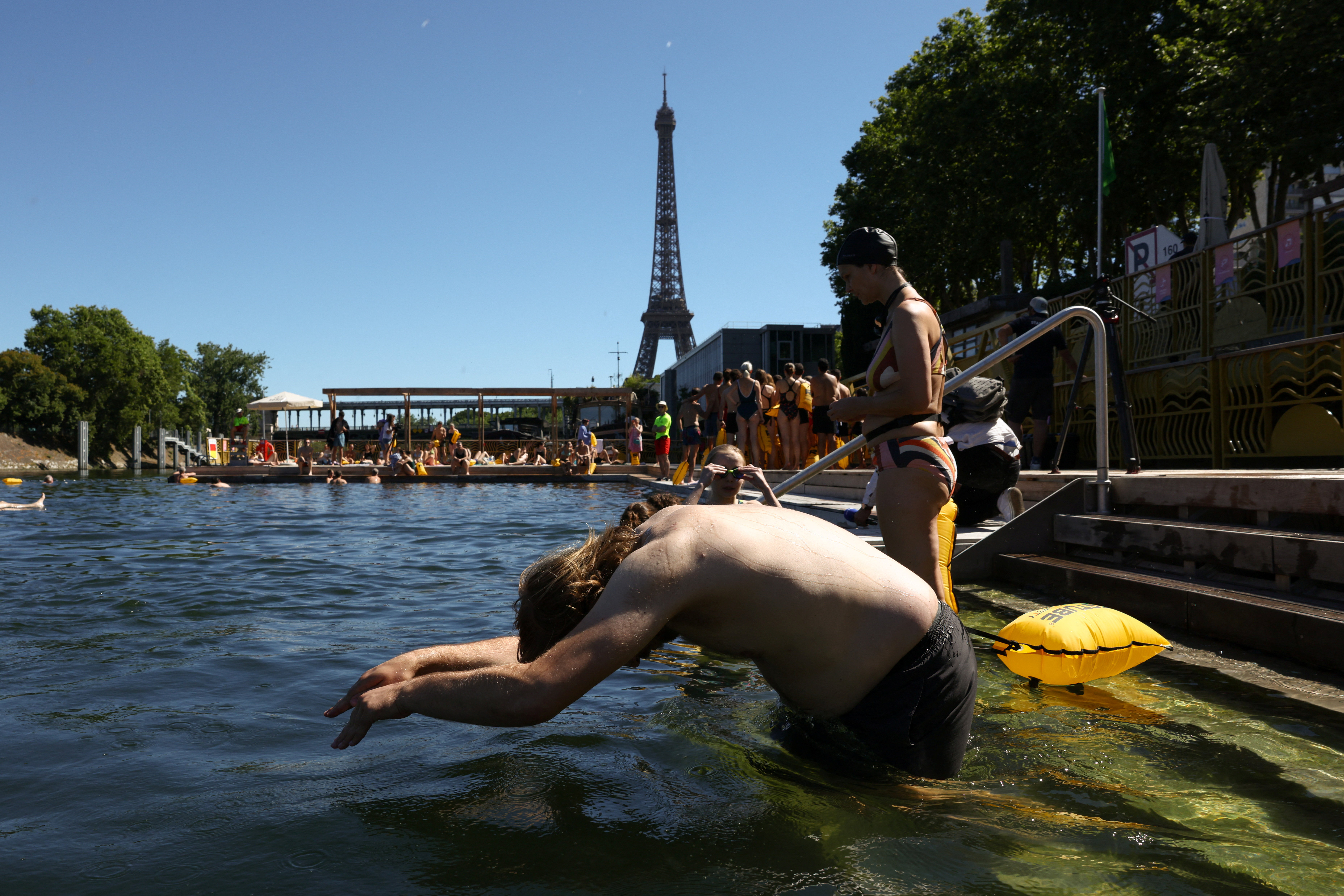 Par&iacute;s reabri&oacute; las zonas de ba&ntilde;o en el r&iacute;o Sena por la ola de calor extremo que azota a Francia y a gran parte de Europa