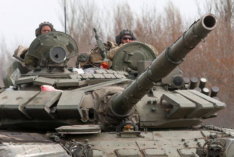 Miembros de servicio de las tropas prorrusas conducen un tanque durante el conflicto entre Ucrania y Rusia en una carretera a las afueras de la ciudad portuaria del sur de Mariúpol (REUTERS/Alexander Ermochenko)