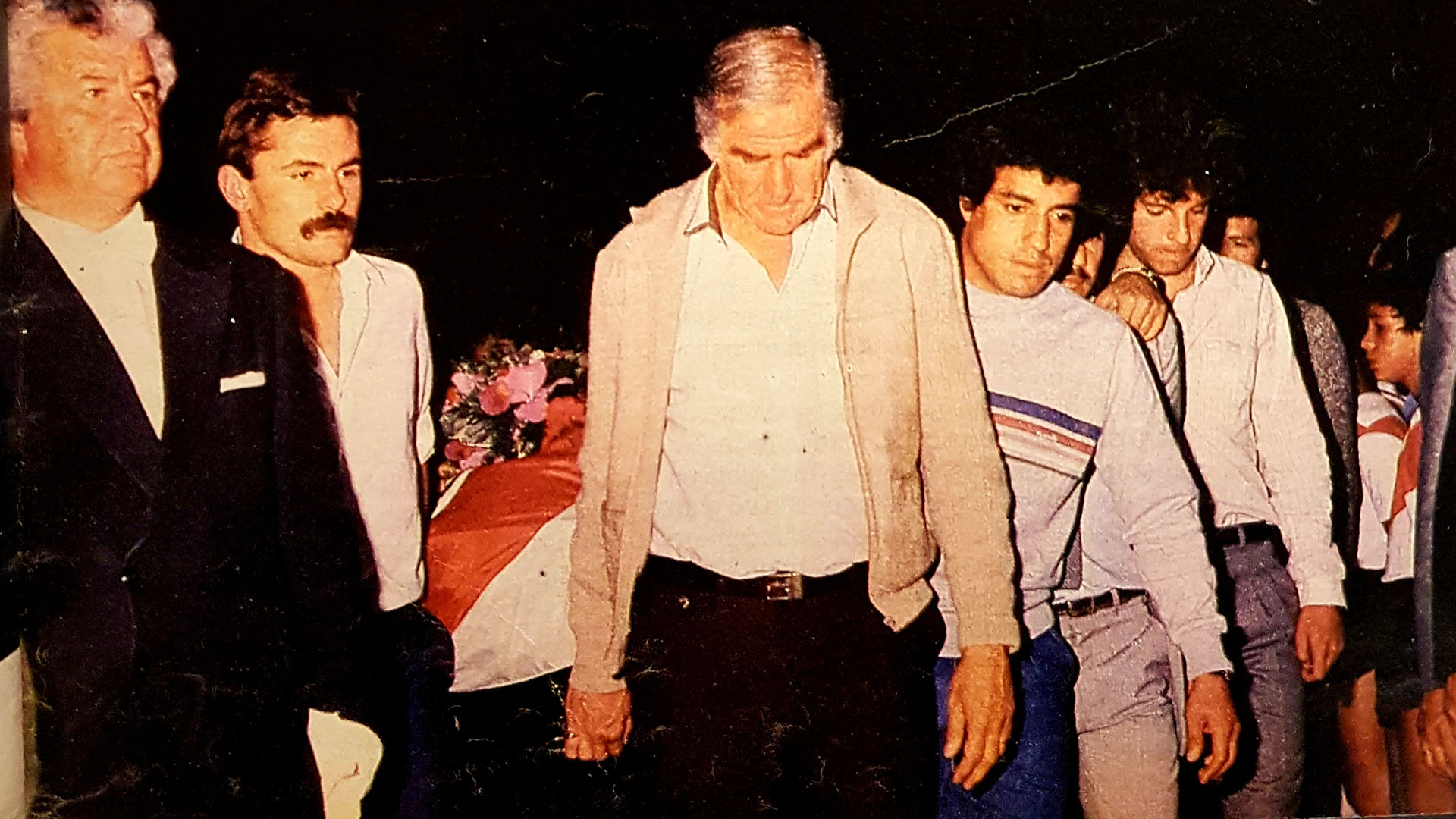  El DT José Varacka, junto a Eduardo Saporiti y Américo Gallego llevan los restos de Trossero en el Monumental