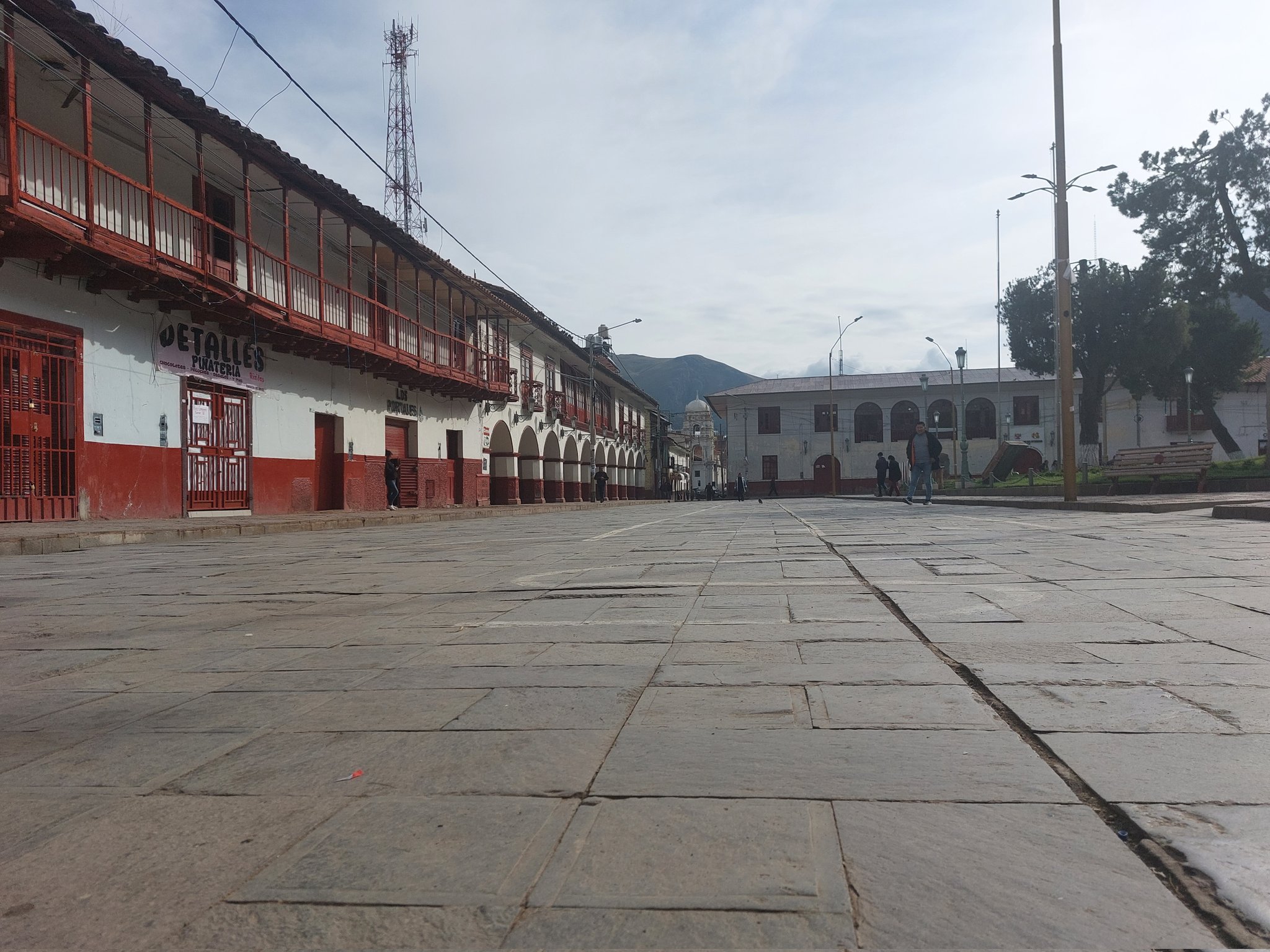 Plaza de Armas de Huancavelica luce vacía en el segundo día del paro nacional  (Fotos: Infoandes.pe)