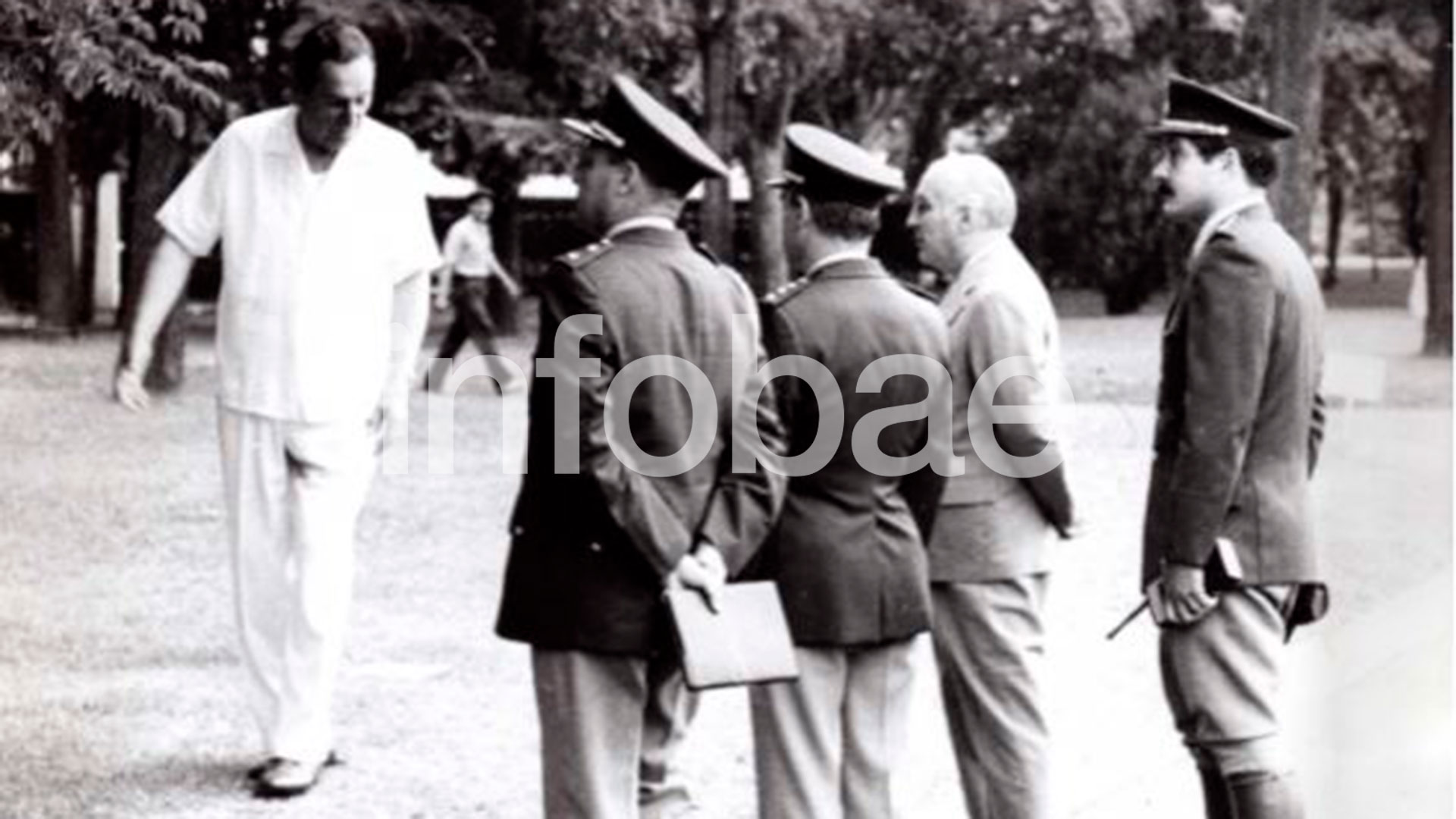 El 3 de enero de 1974, Perón habla con sus oficiales en la residencia de Olivos