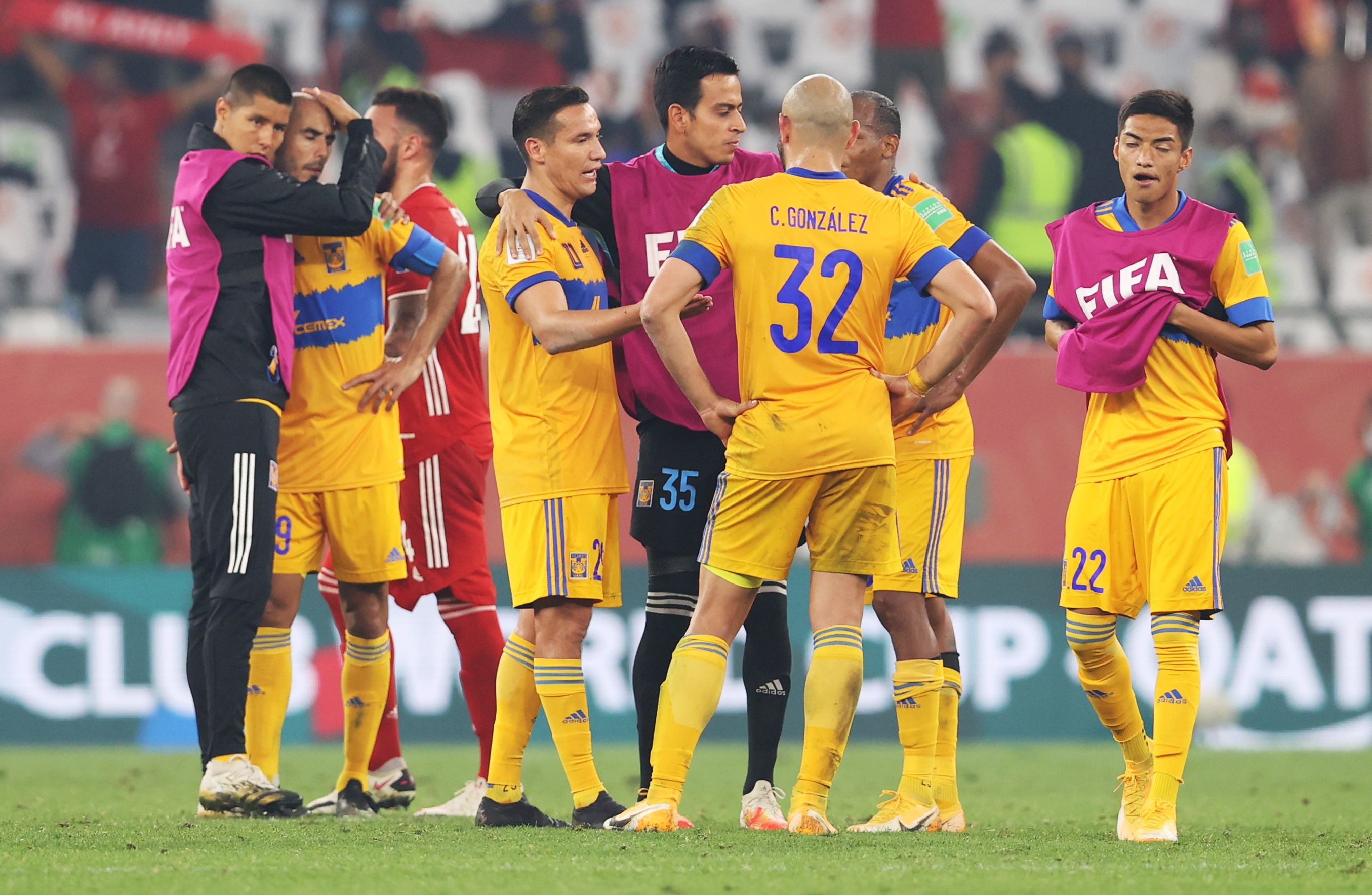 Los jugadores de Tigres después del juego.