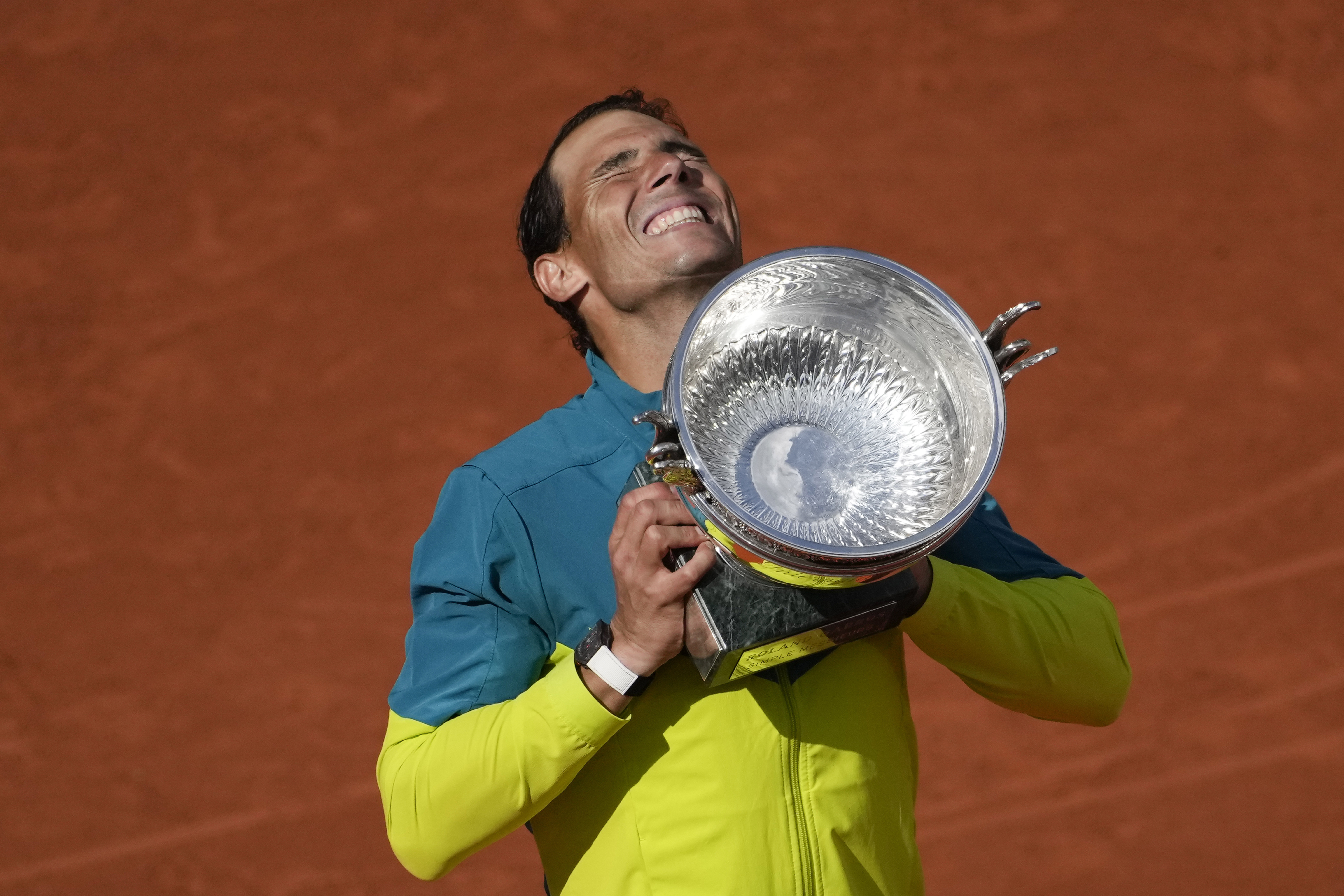  Rafael Nadal alza el trofeo de campeón después de ganar la final del Abierto de Francia (AP Foto/Christophe Ena, Archivo)
