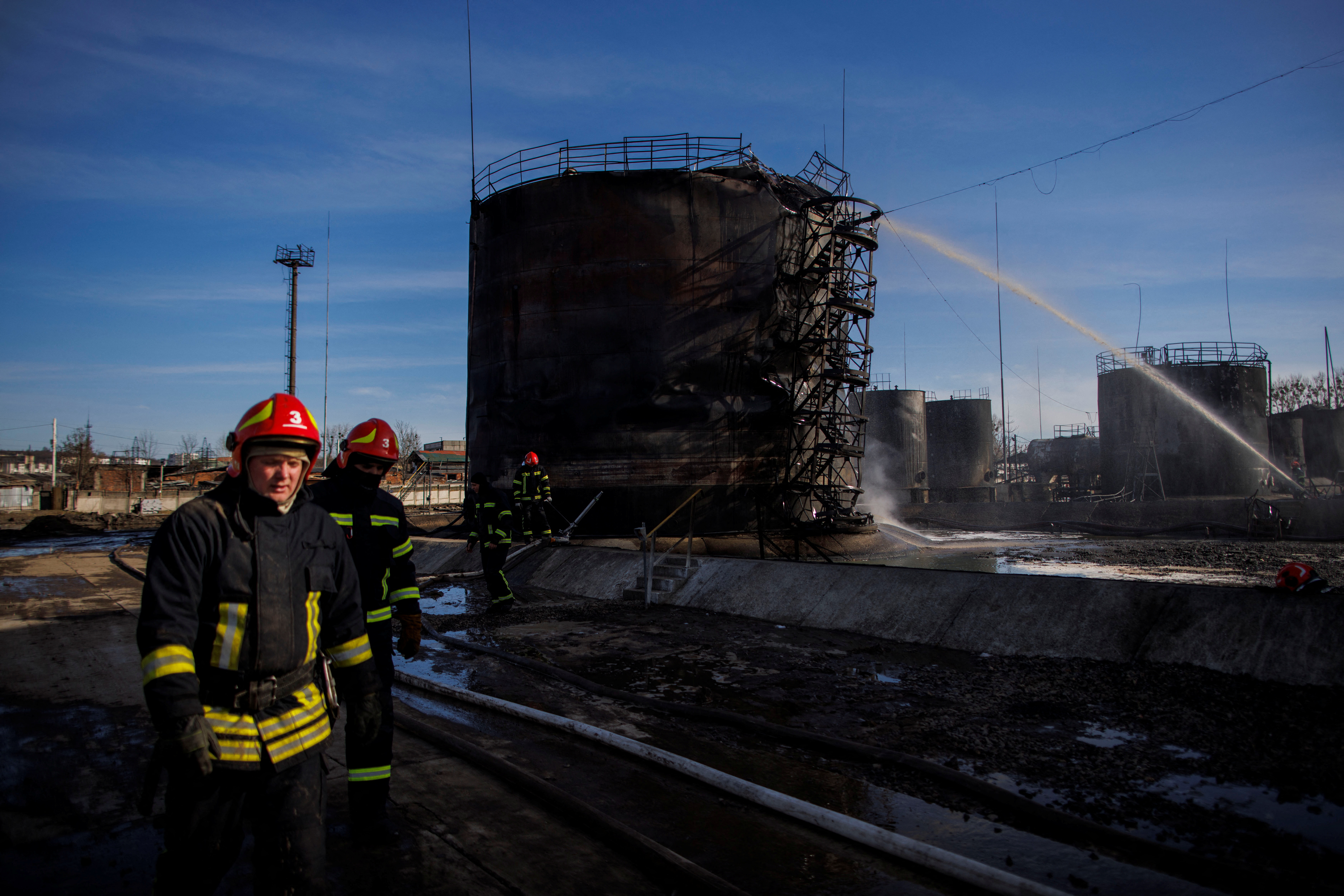 Los bomberos actúan en un depósito de petróleo dañado tras un ataque con misiles rusos en la ciudad de Lviv (REUTERS/Alkis Konstantinidis)