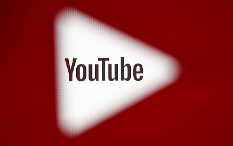 Imagen de archivo ilustrativa de un ícono de YouTube creado en una impresora 3D puesto frente a la proyección de un logo de Youtube tomada el 25 de octubre, 2017. REUTERS/Dado Ruvic/Iustración/Archivo