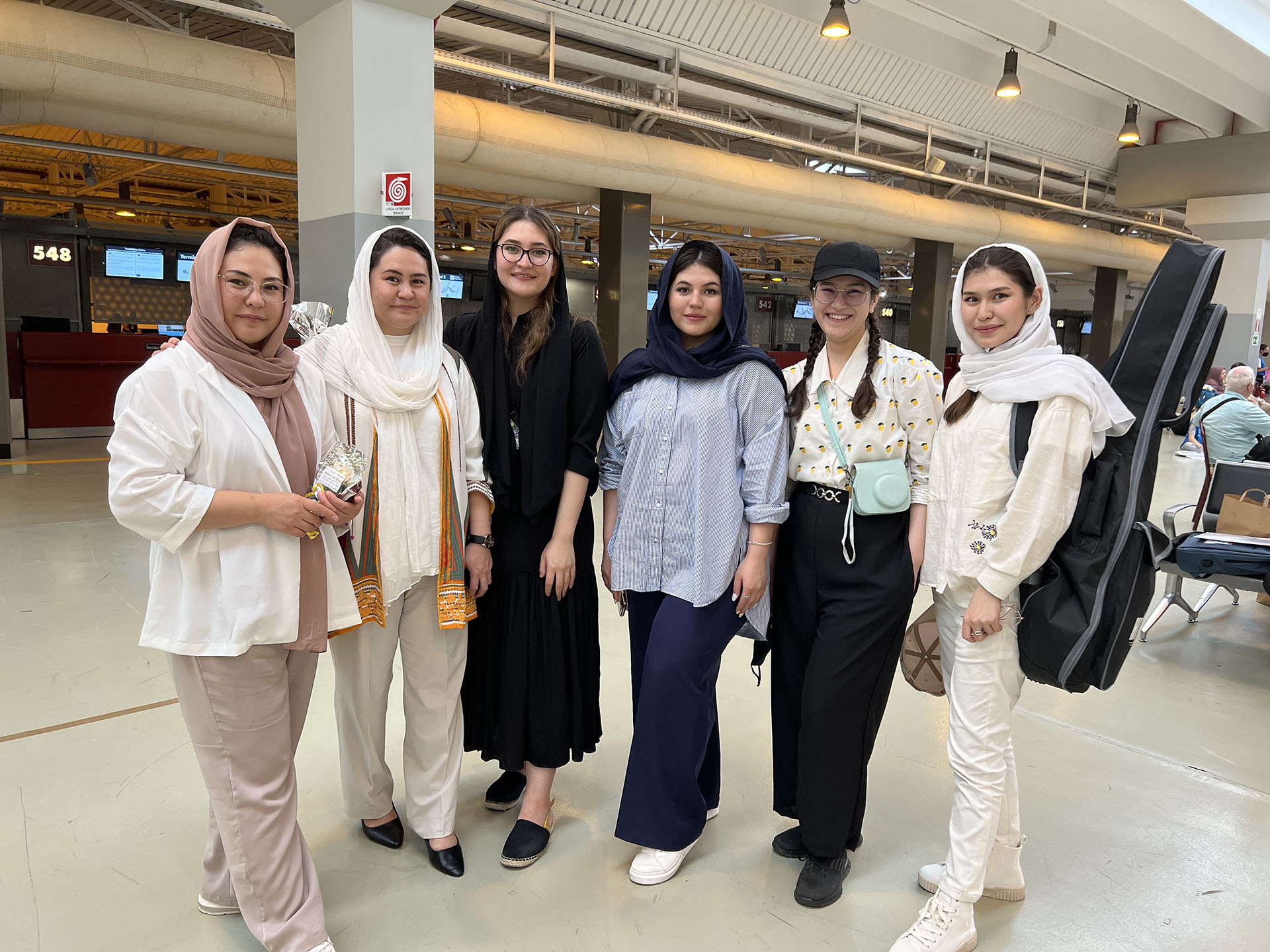 Junto a las cinco hermanas que viajaron de Islamabad a Roma. Son siete mujeres y un varón. Su padre era un militar de alto rango del ejército afgano