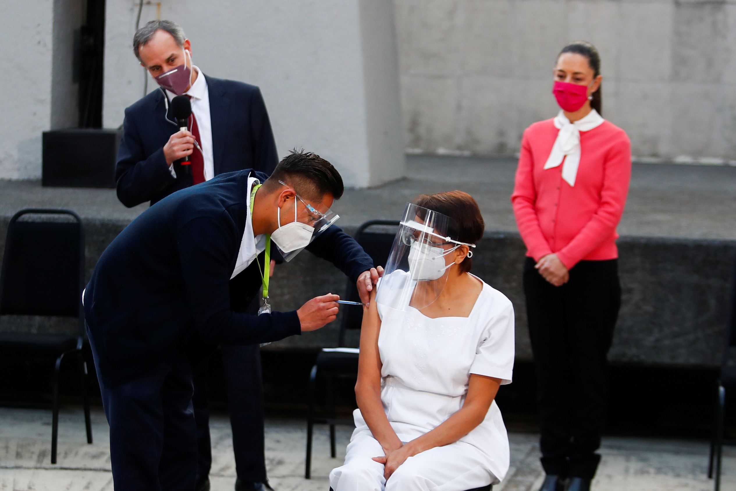 Maria Irene Ramirez recibe la primera vacuna Pfizer/BioNtech contra el COVID-19 en México (Foto: REUTERS/Edgard Garrido)