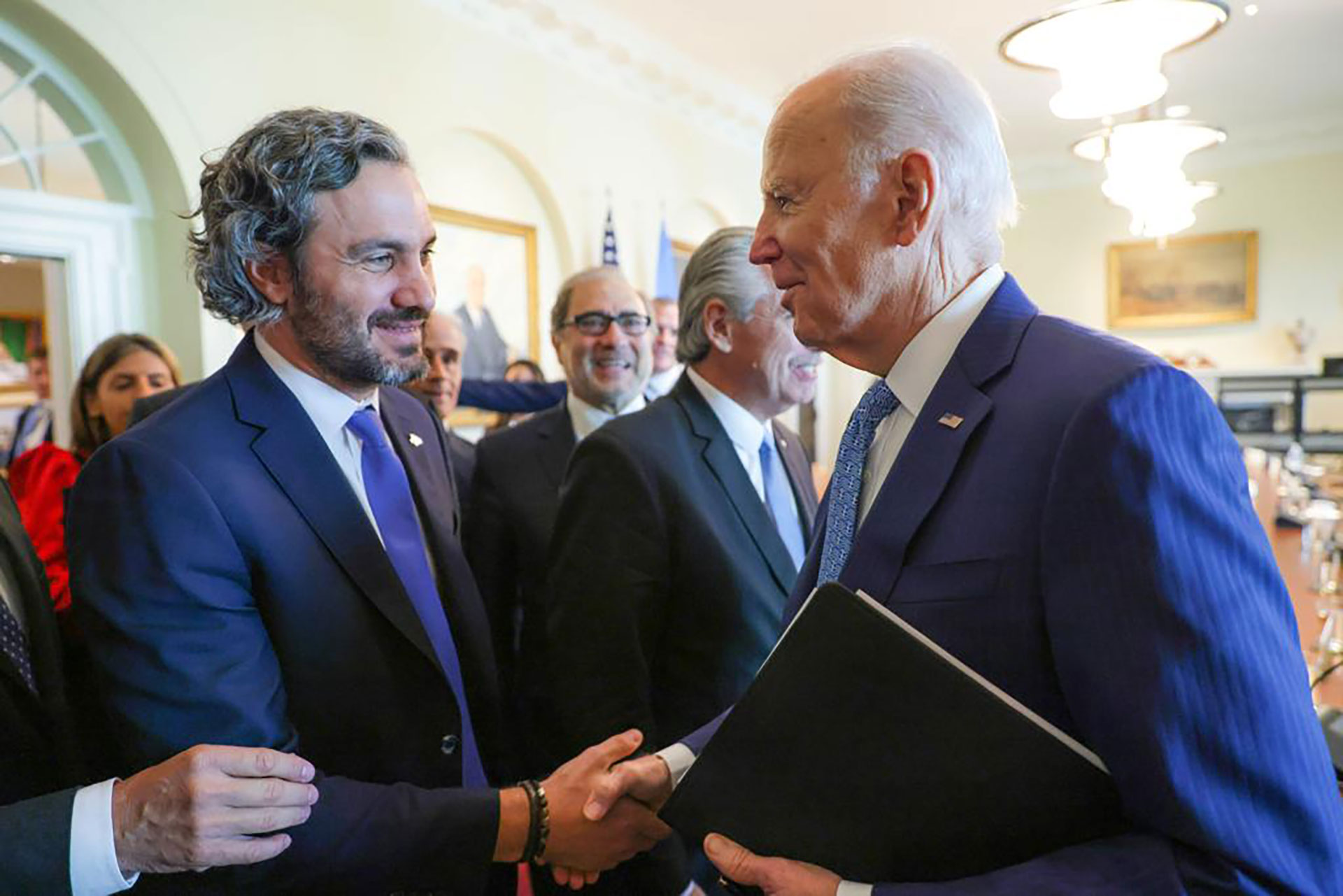 Santiago Cafiero y Joseph Biden: detrás se observan a Alberto Fernández y Jorge Arguello