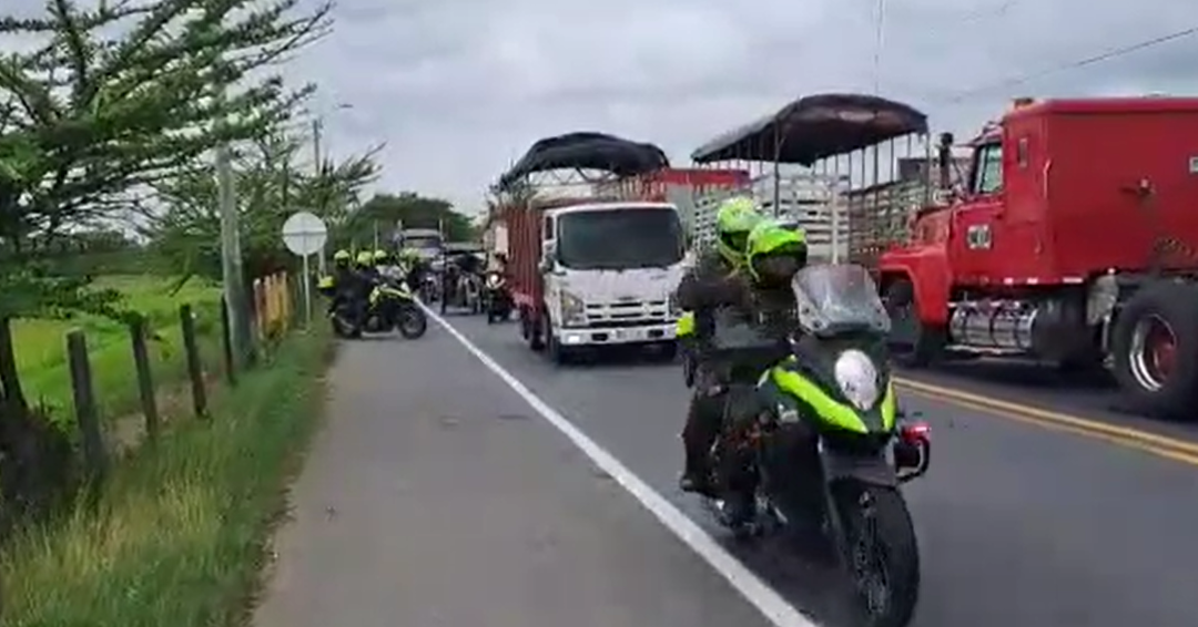 Vehículos de carga y buses se movilizan escoltados en el Bajo Cauca