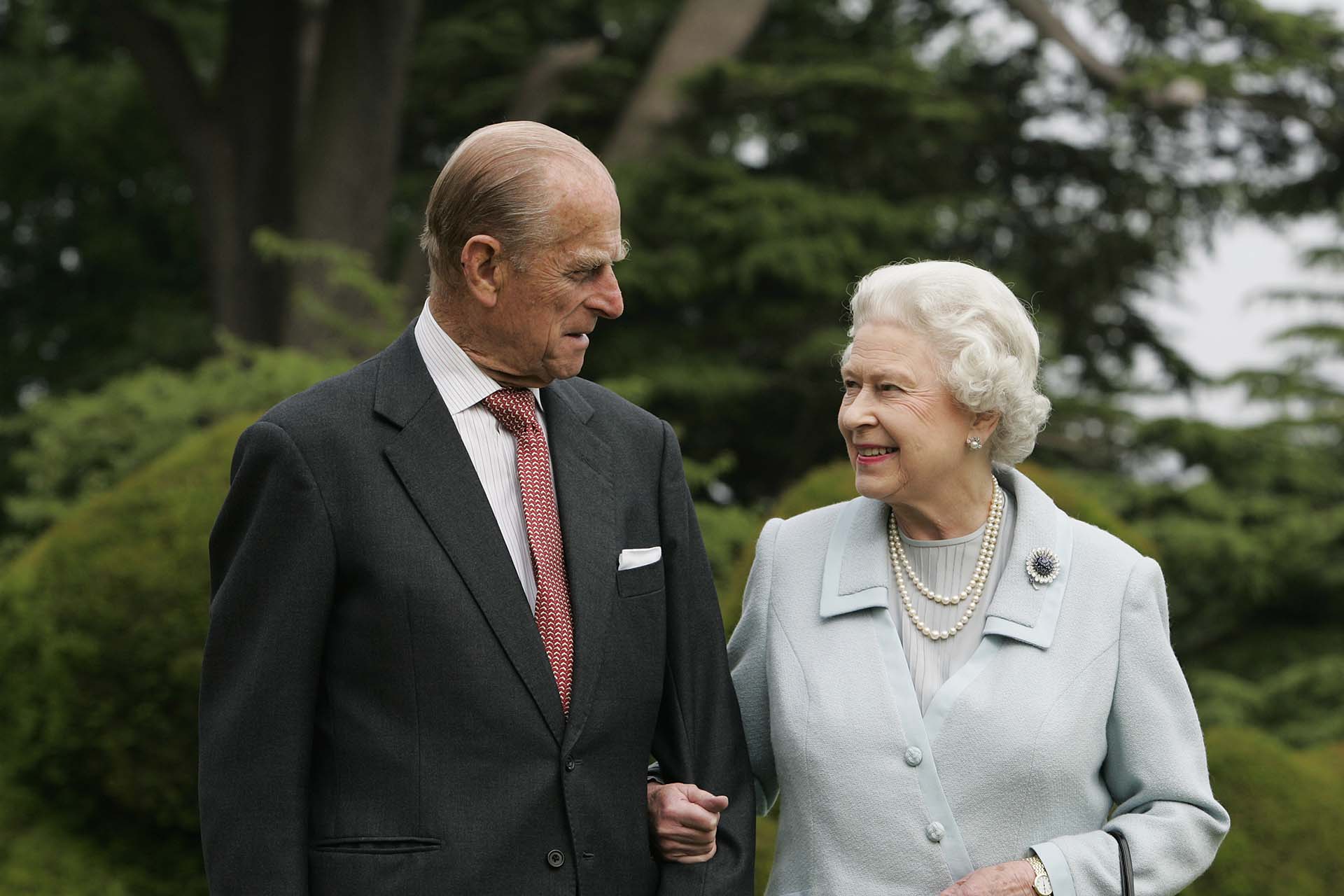 Luego de 74 años de matrimonio, el más duradero en la historia de la familia real, Isabel recibió uno de los golpes más duros de su vida. El 9 de abril de 2021, Felipe, duque de Edimburgo, falleció a solo dos meses de cumplir 100 años