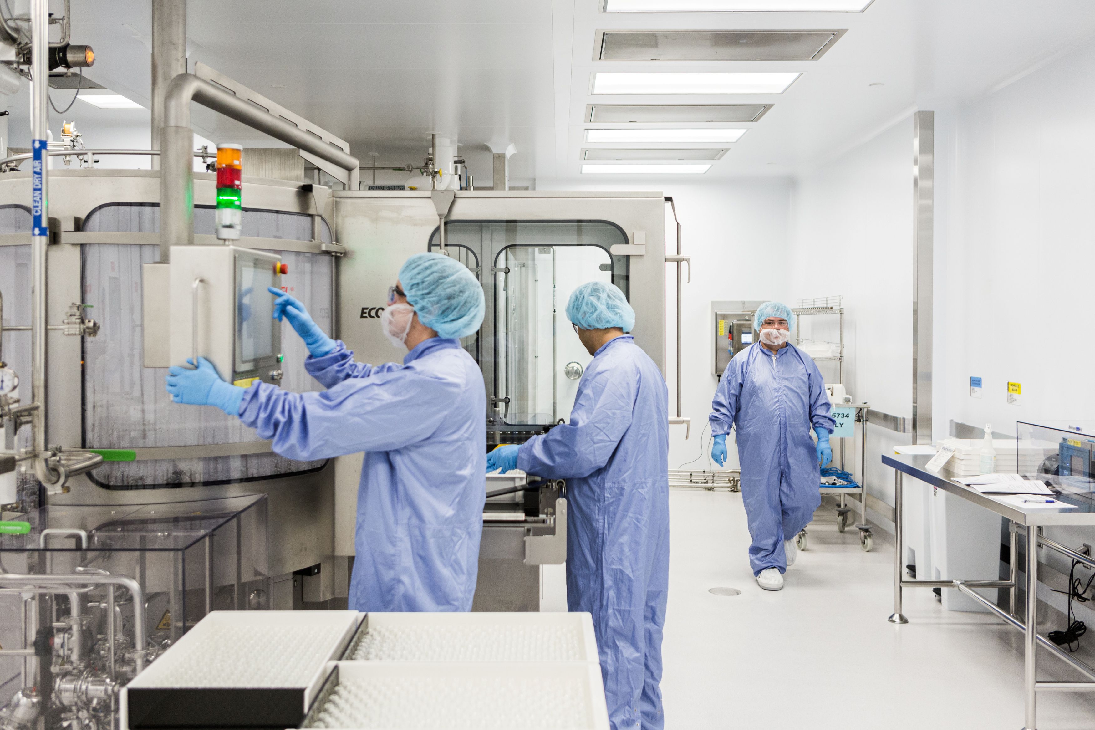 Técnicos de laboratorio operan una máquina para lavar viales vacíos de remdesivir, el fármaco utilizado para el tratamiento de COVID-19 en una instalación de Gilead Sciences en La Verne, California (Reuters)