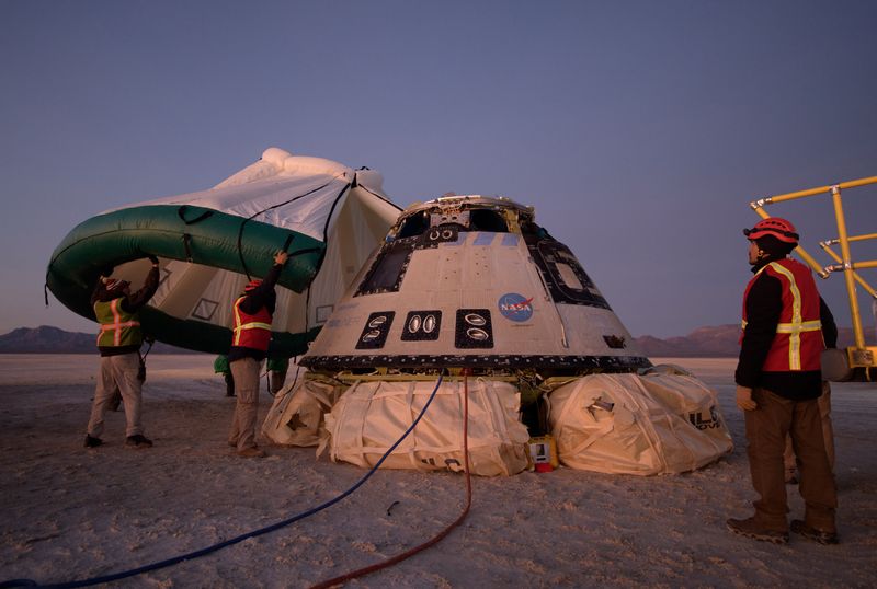 Se coloca una carpa protectora sobre la nave Boeing CST-100 Starliner, que había sido lanzada en un cohete Atlas V de la United Launch Alliance, luego de su descenso en paracaídas tras una prueba de vuelo orbital abreviada para los programas de la tripulación comercial de la NASA en White Sands, Nuevo México, EE.UU. 22 de diciembre, 2019. NASA/Bill Ingalls via REUTERS