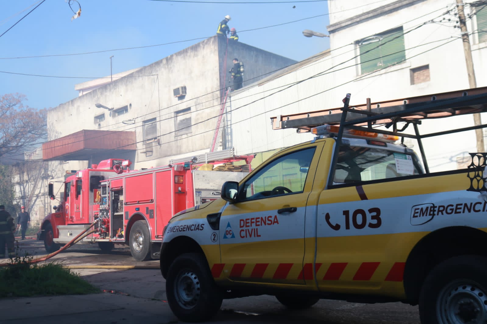 Video: un voraz incendio consumió una fábrica de galletitas en Lanús