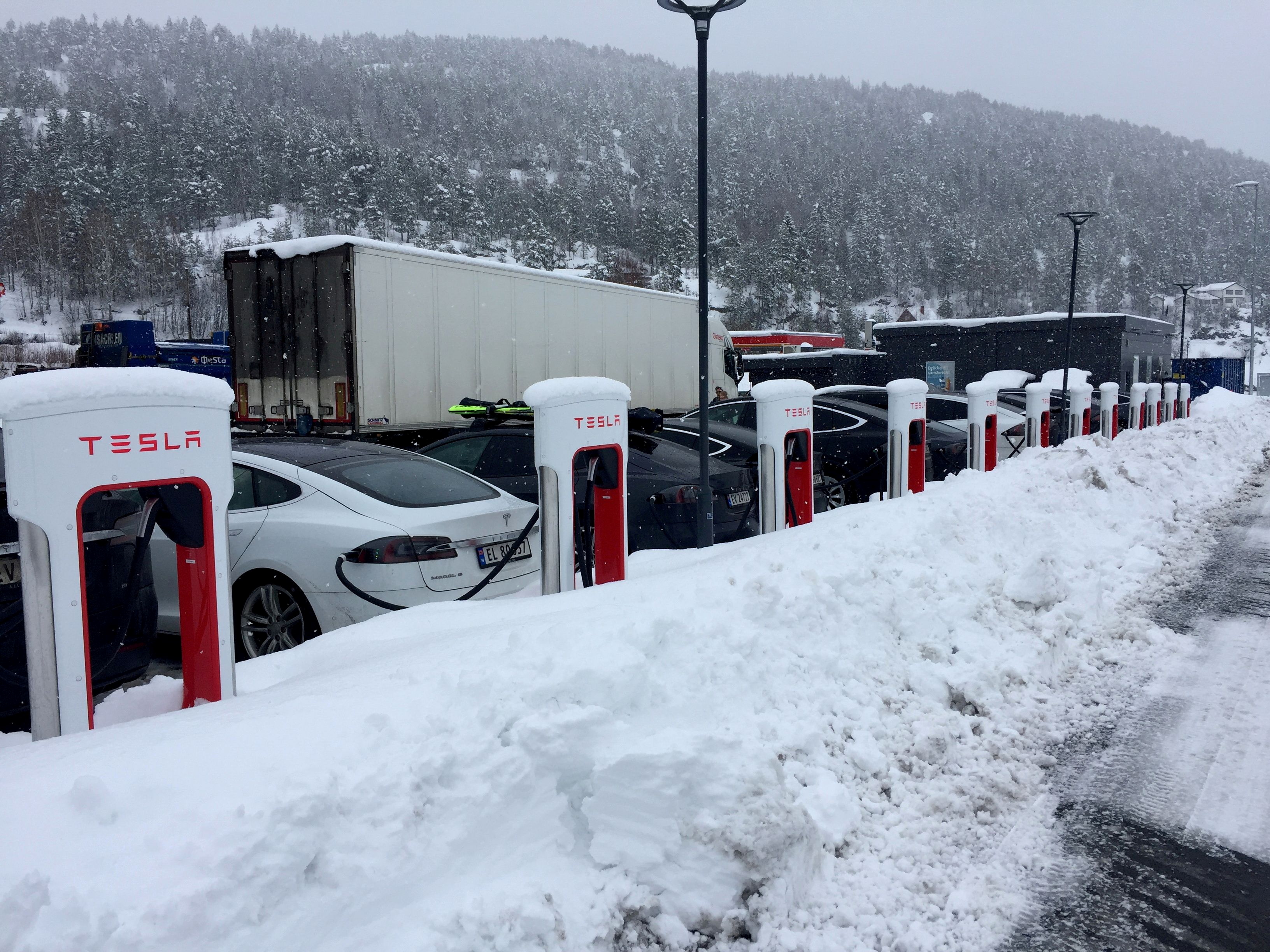 Desde hace 4 años, Tesla ha montado grandes playas de carga para autos de su marca en Noruega REUTERS/Terje Solsvik/File Photo