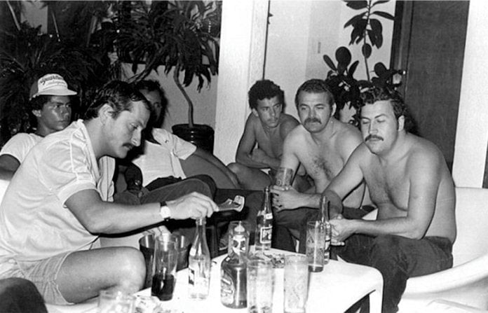 Pablo Escobar durante una de sus narcofiestas donde llevaba bellas jóvenes para hacer orgías junto a sus hombres