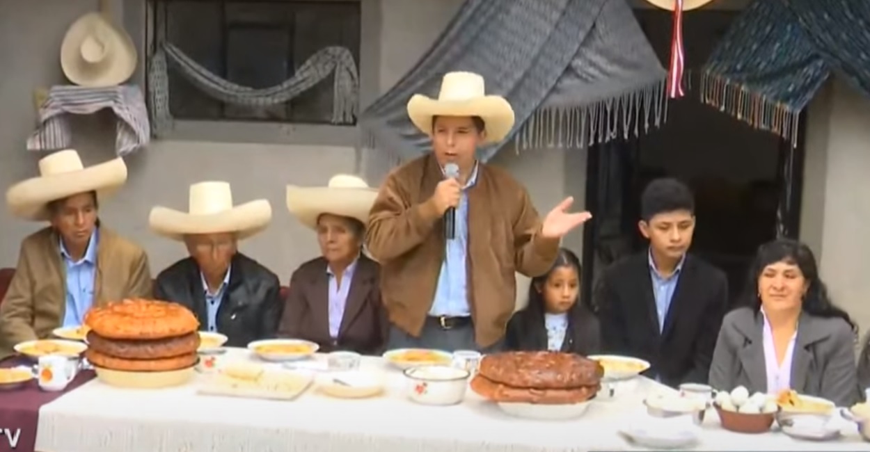 El candidato Pedro Castillo desayuna con su familia ante la prensa en Cajamarca