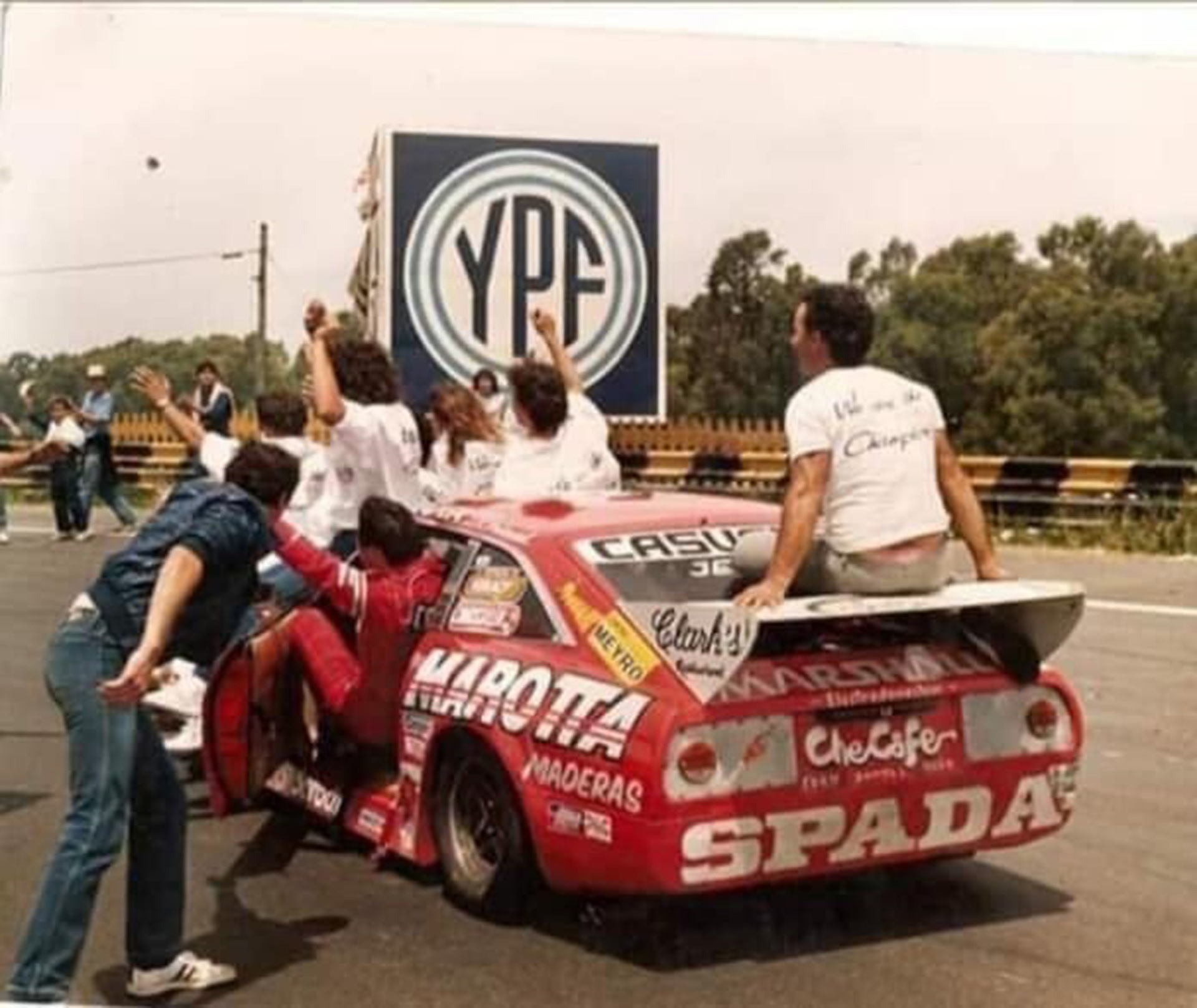 El festejo del campeonato de 1985 con los integrantes del equipo arriba del auto (Archivo Cocho López)