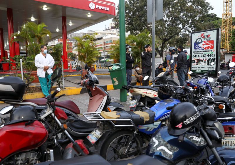 Imagen de archivo del enfermero José Bueno esperando en una fila para obtener gasolina en una estación de combistibles de PDVSA en Caracas, Venezuela, Abril 7, 2020. REUTERS/Manaure Quintero