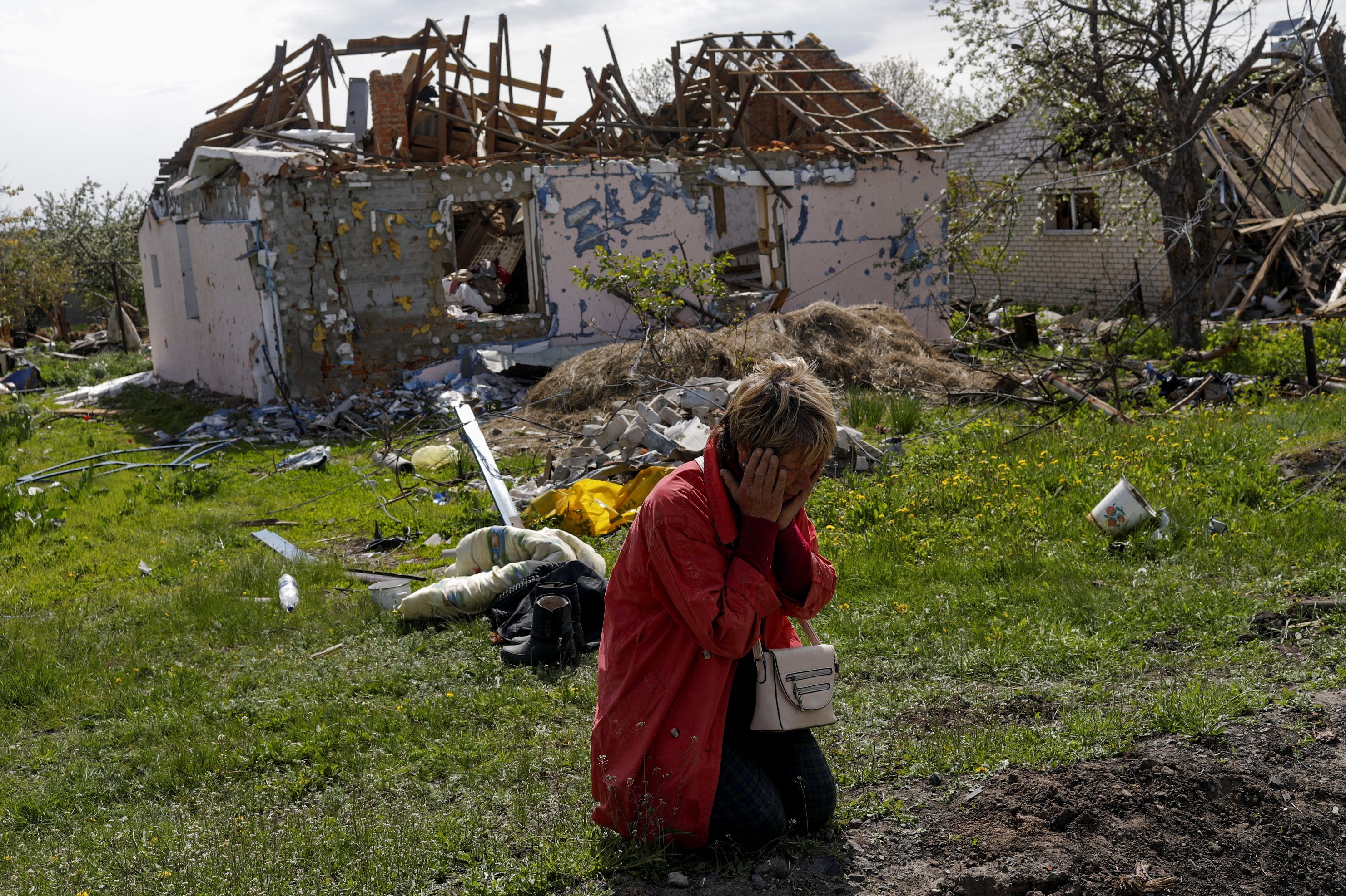 Tetyana Pochivalova reacciona frente a su casa destruida en el pueblo de Vilhivka en medio del ataque de Rusia a Ucrania, cerca de Kharkiv, Ucrania, 11 de mayo de 2022. REUTERS/Ricardo Moraes 