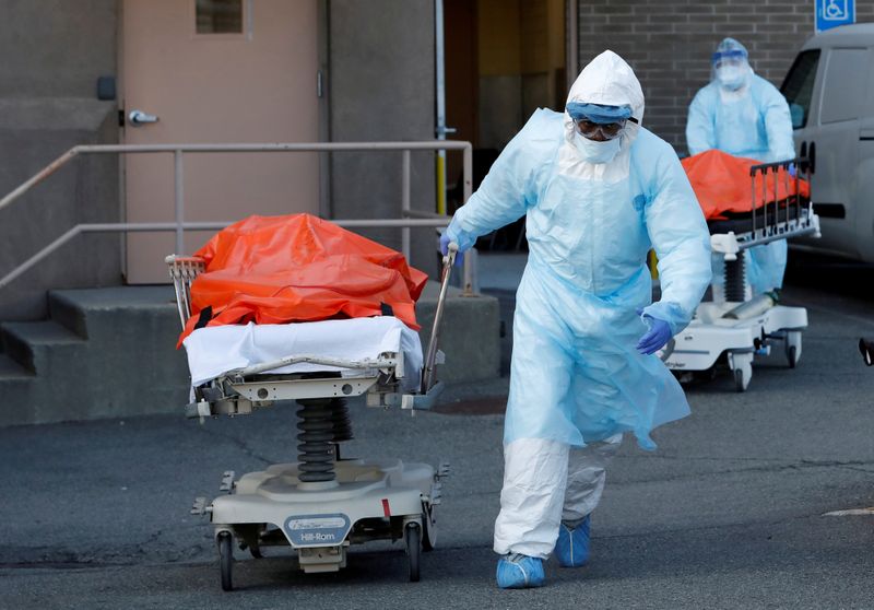 Trabajadores de la salud transportan cuerpos de personas fallecidas por COVID-19 del Centro Médico Wyckoff Heights, Nueva York, EEUU, 4 abril 2020.
REUTERS/Andrew Kelly/Imagen de archivo