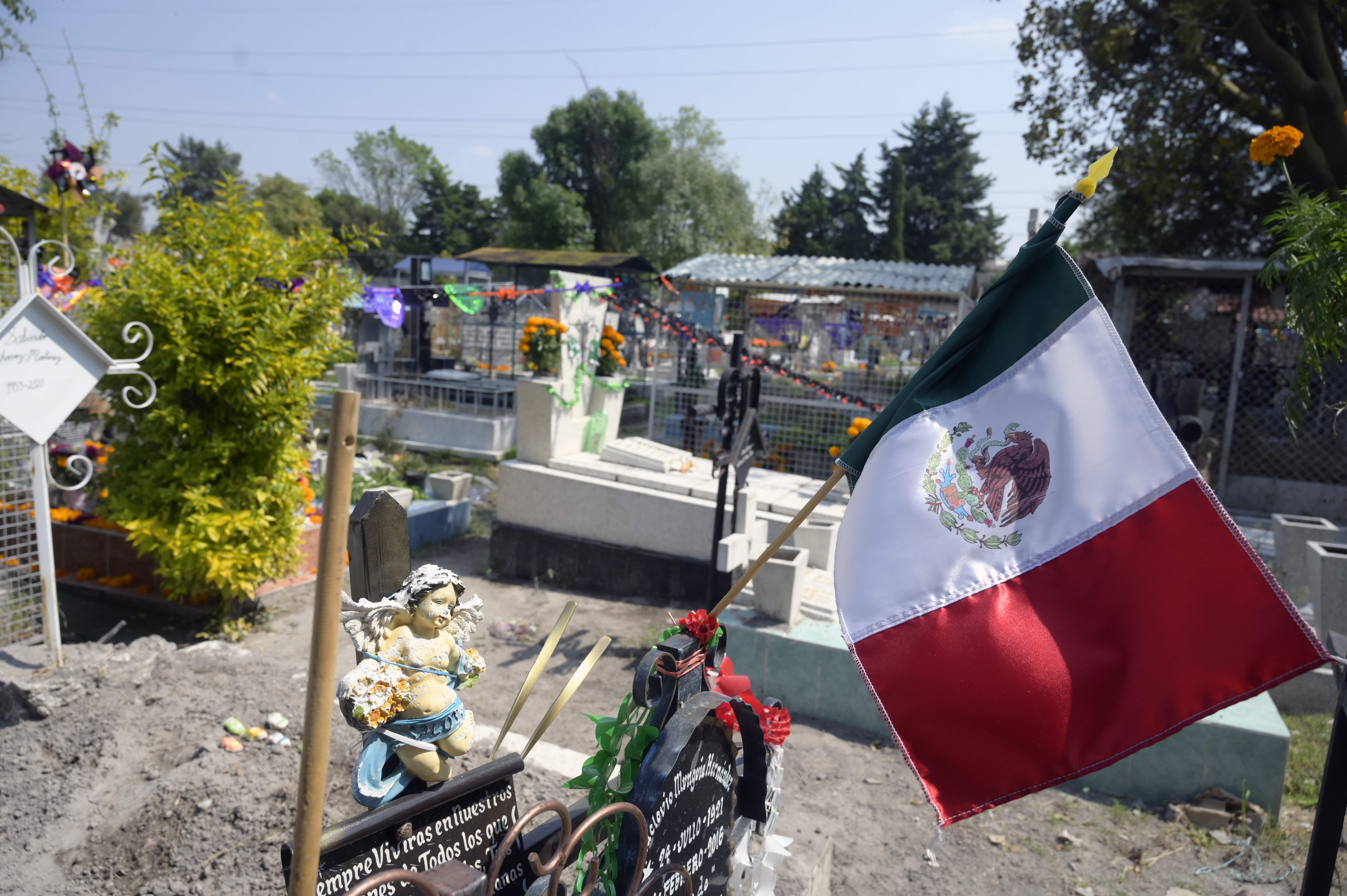 Vista de la tumba decorada antes del Día de Muertos en el Panteón San José, en la Ciudad de México el 28 de octubre de 2020.