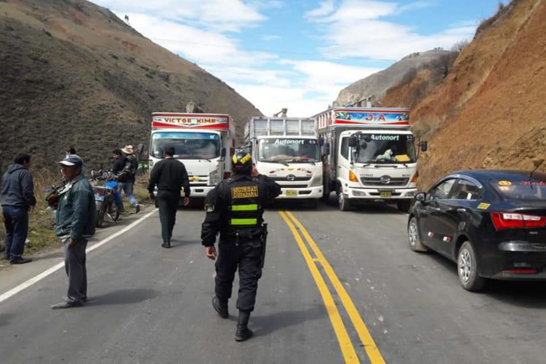 Gremios de Transportes de Carga Pesada reclaman que el alza del combustible se ha vuelto insostenible para ellos. Foto: Andina