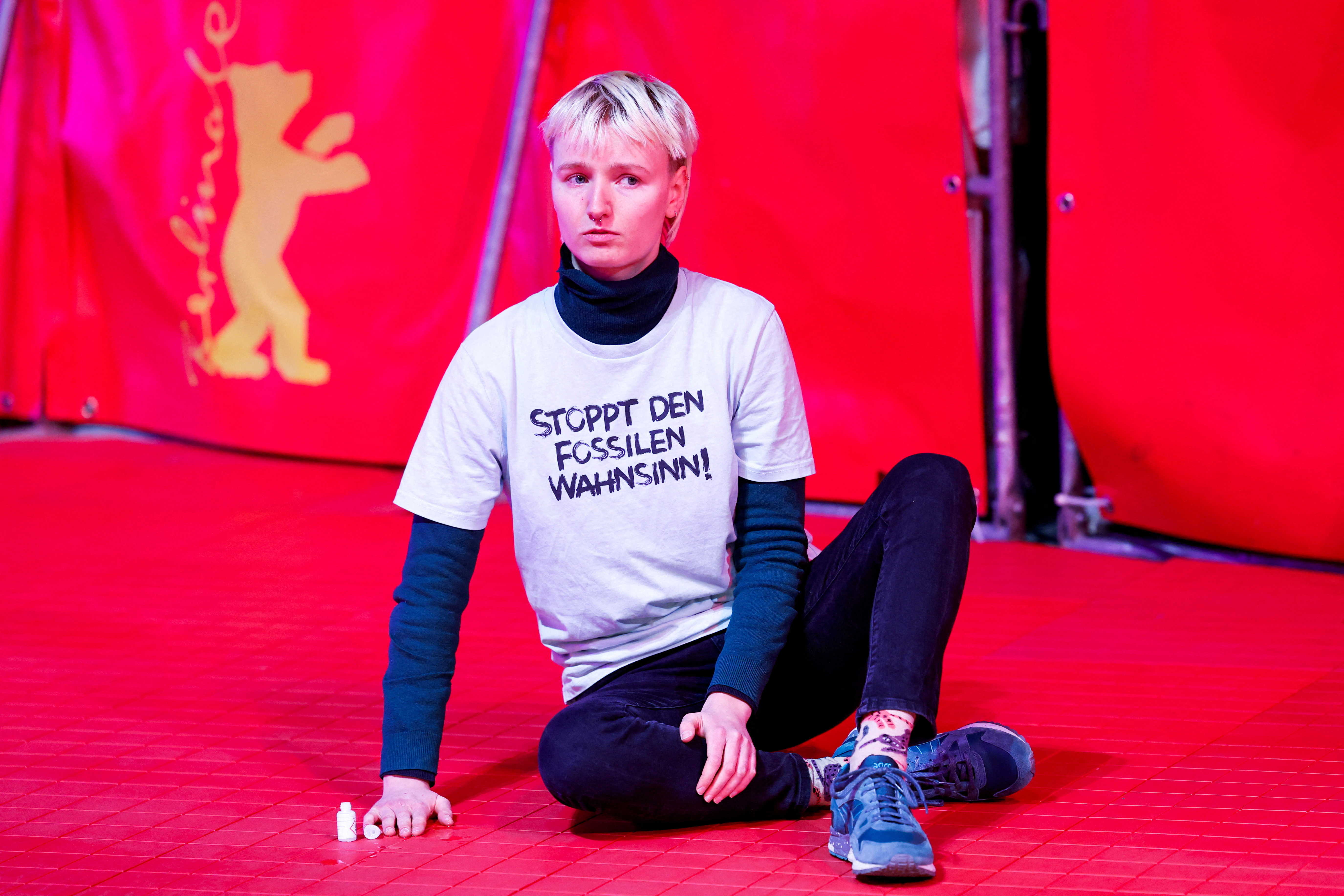 Una de las activistas contra el cambio climático protestó, pegándose a la alfombra roja en el ingreso a la gala de la ceremonia inaugural de la Berlinale (Foto: REUTERS/Michele Tantussi)
