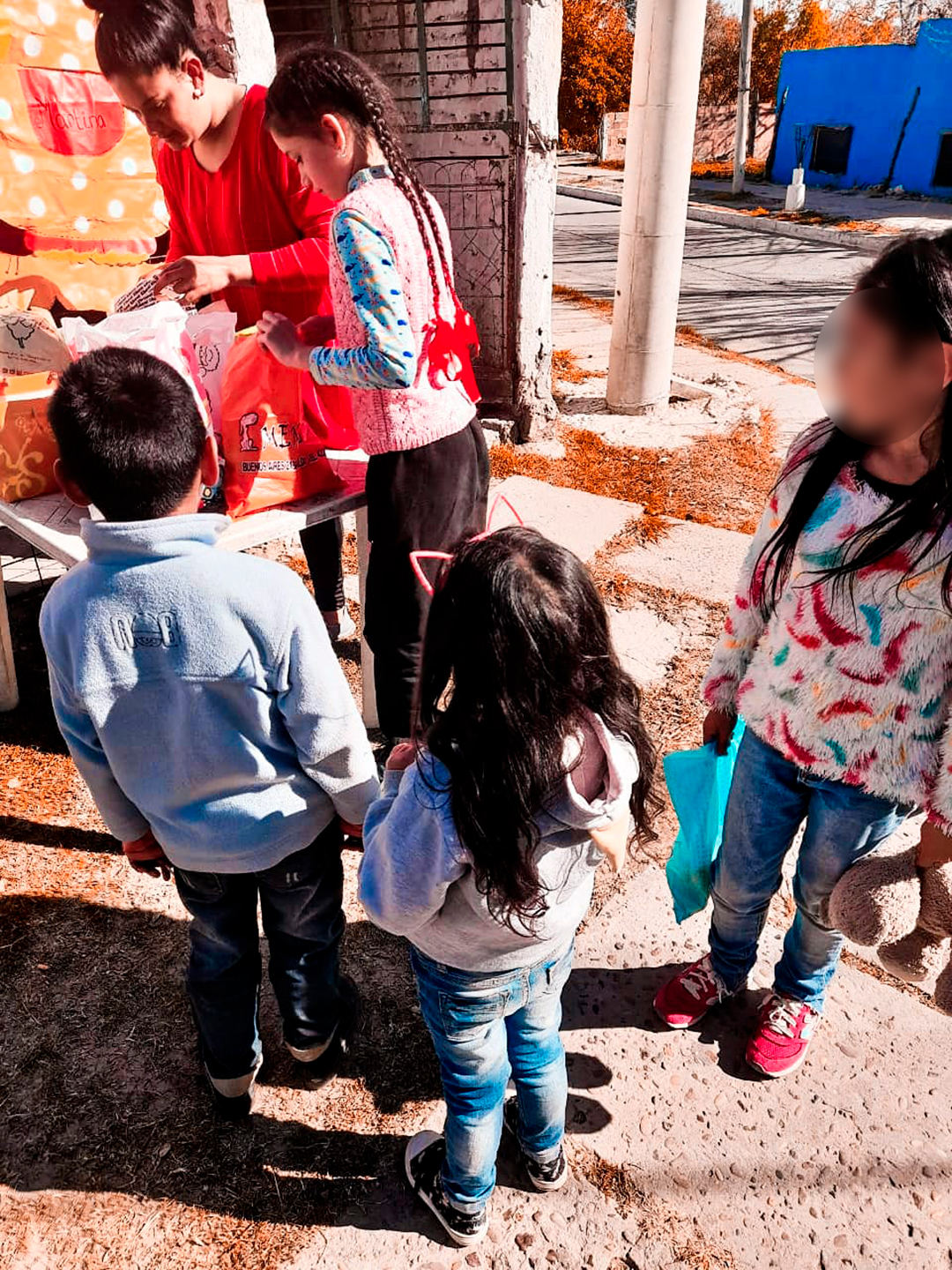 Martina y Micaela hicieron felices a las niñas y niños del barrio 25 de Mayo de Santa Elena, en Entre Ríos (Nicolás Omar Ríos)