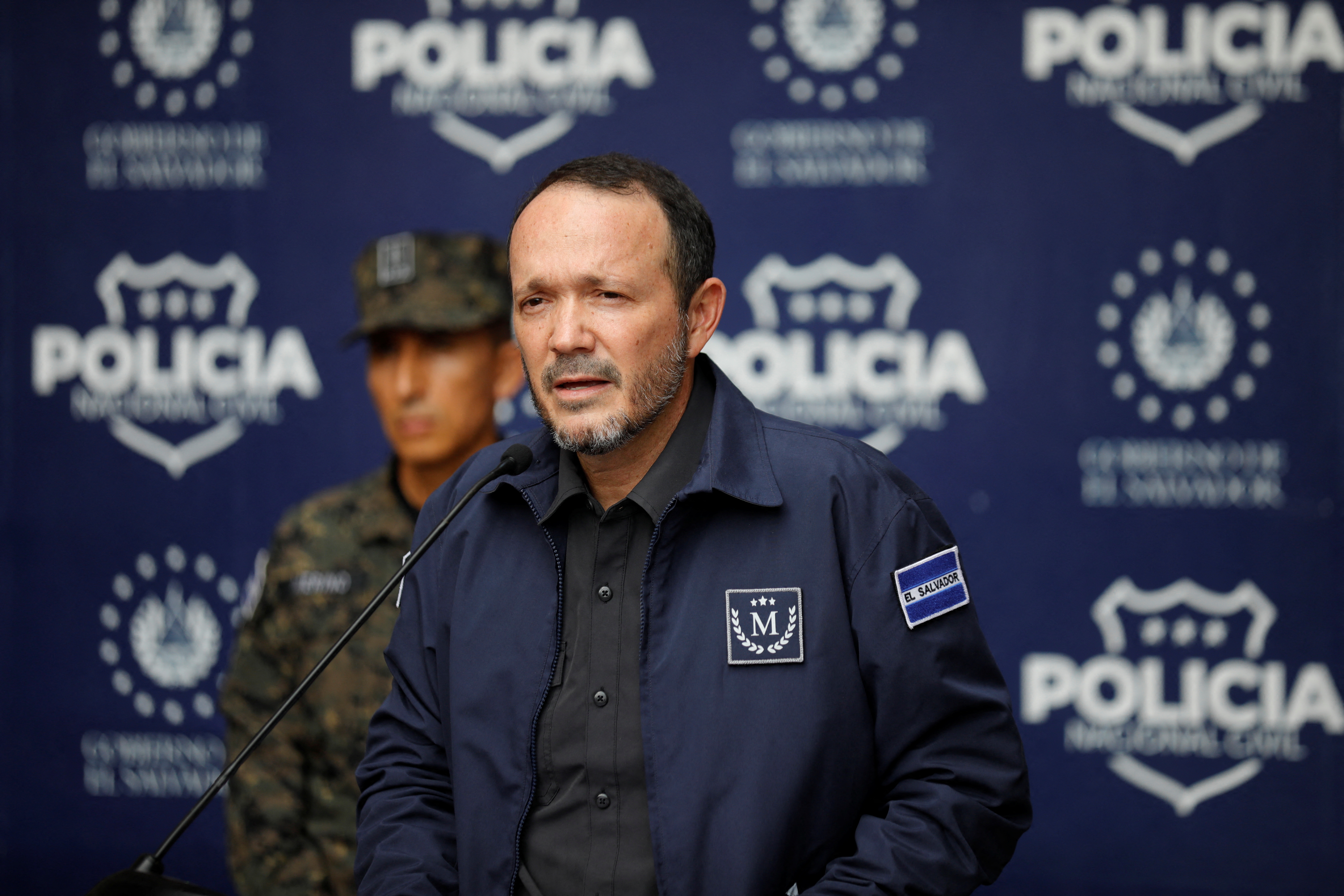 Gustavo Villatoro, ministro de seguridad de Nayib Bukele, fue director de aduanas durante el apogeo de una de las bandas de narcotráfico más importantes del país. REUTERS/Jose Cabezas