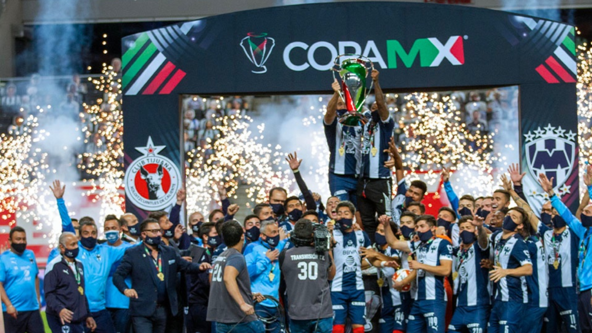El timonel argentino consiguió el tercer lugar en el Mundial de Clubes, así como el título de la Copa MX y la Liga MX (Foto: Twitter/ @Rayados)