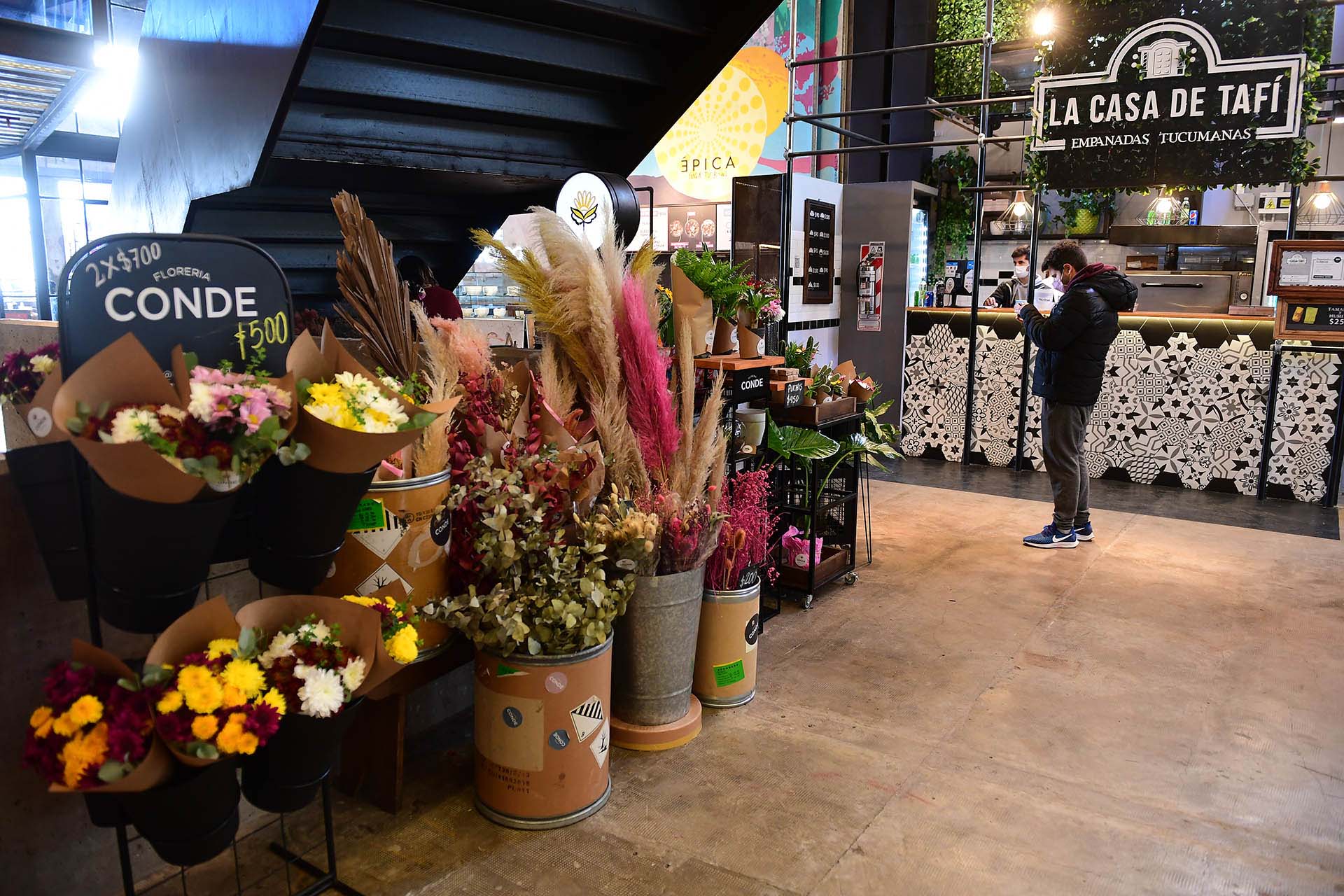 Dentro del mercado se pueden encontrar diversos puestos de compras, por ejemplo una florería (Maximiliano Luna)