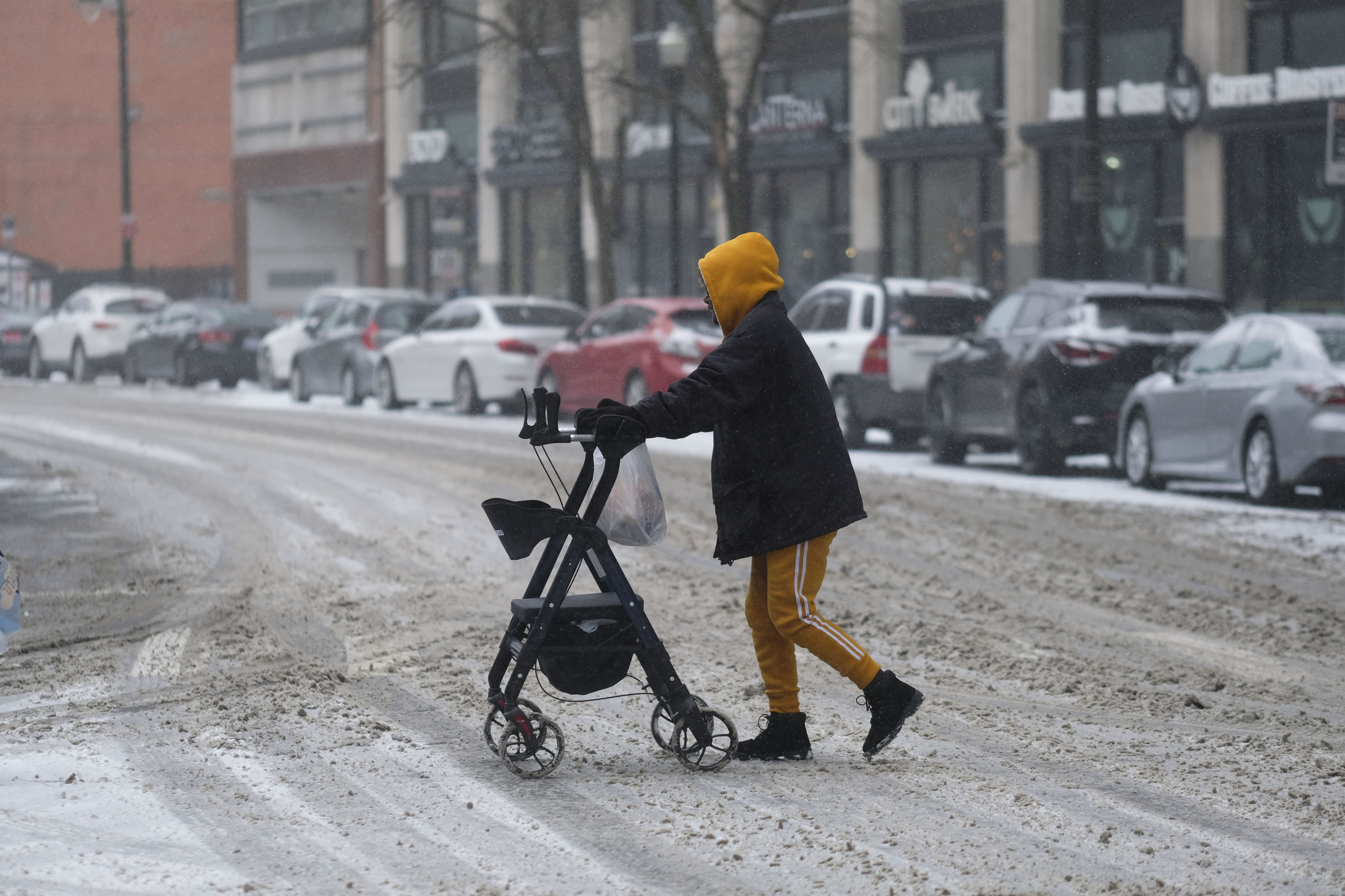 Una persona camina en las calles de Detroit 