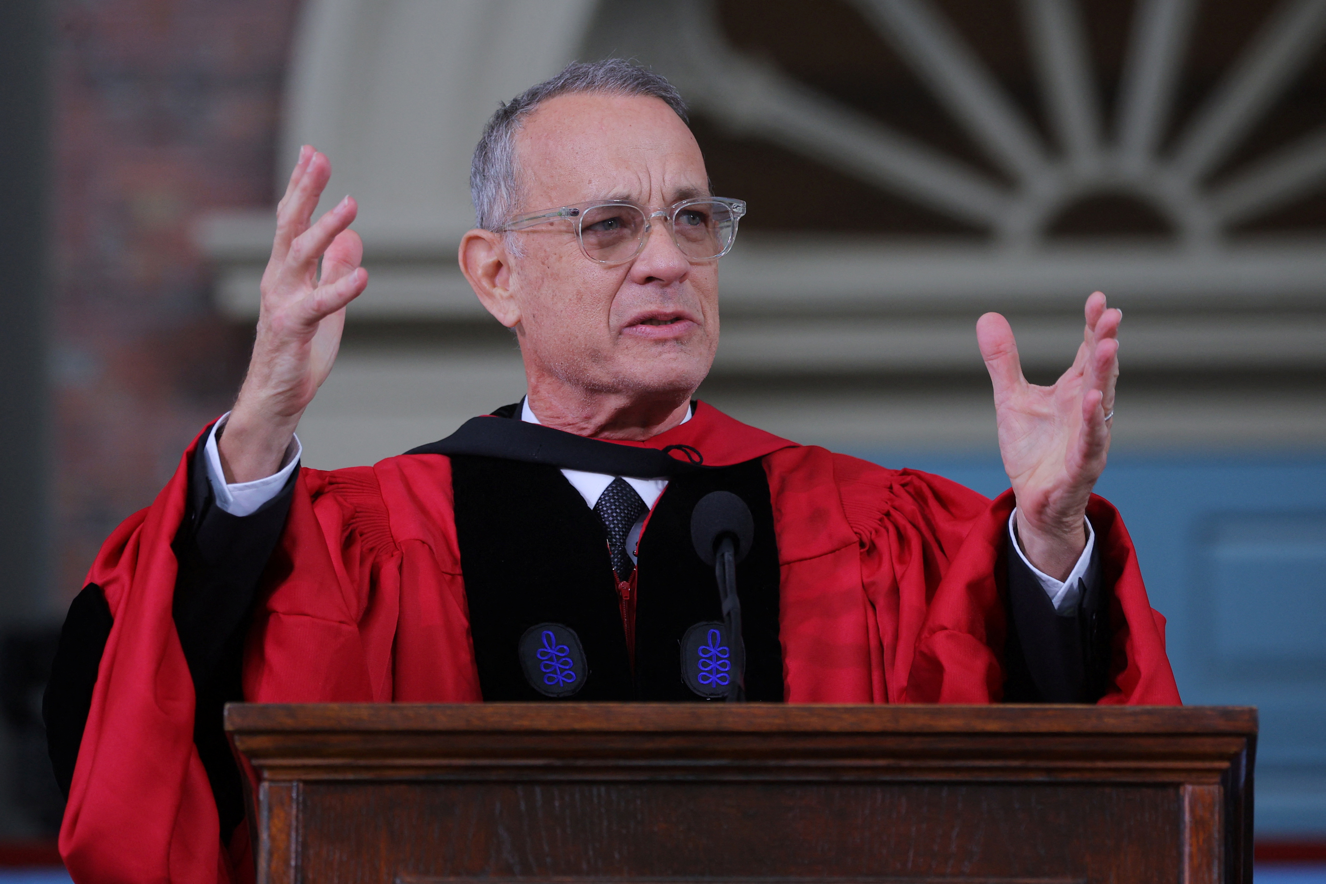 El emotivo discurso de Tom Hanks ante los graduados de Harvard: la anécdota con Marlon Brando y un pedido muy especial